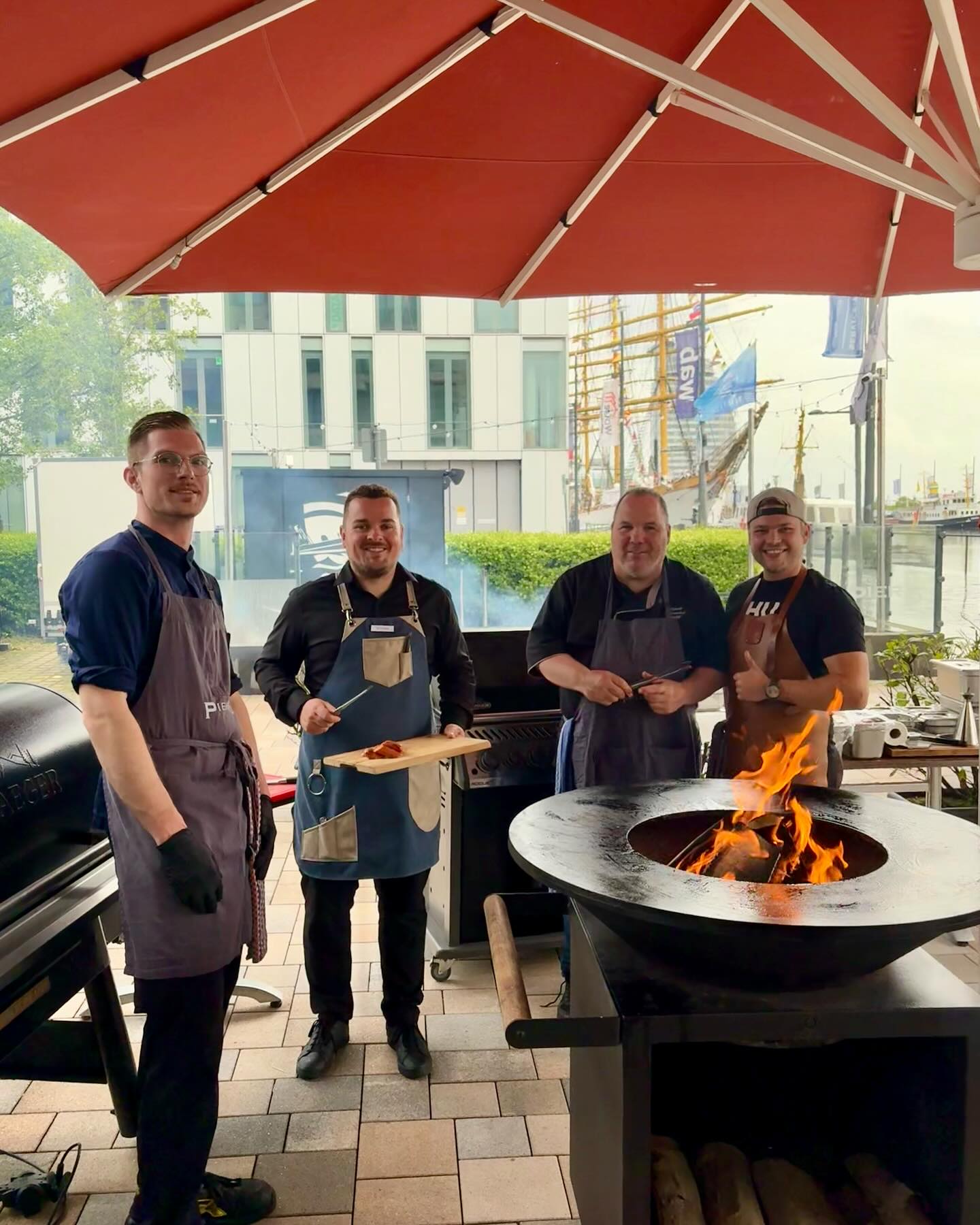 Das erste PIER 6 Angrillen war ein voller Erfolg.
Mit tollen Gästen, einem hervorragenden Team, entspannter Atmosphäre und bestem Essen wurde dem Wetter getrotzt.
Eine Veranstaltung, die wir so ab jetzt öfter in den Kalender schreiben werden.
Wir bedanken uns bei @dergrilltyp für die Verstärkung am Grill!
Außerdem bei @plankengriller für die Ausrüstung mit Feuerplatte und Smoker, bei @hofwvdlieth für das feinste Duroc Fleisch und @bier_harlos für die flüssige Unterstützung.