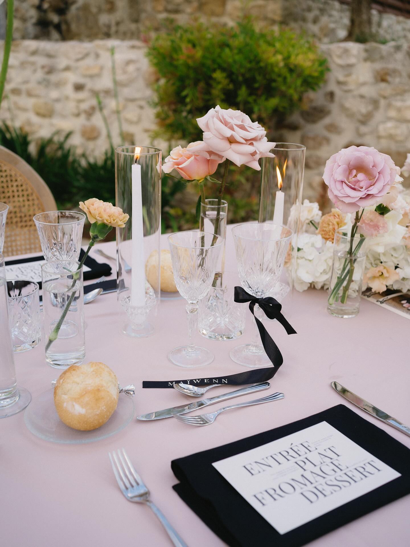 Des noeuds noir comme marques places qui match avec les serviettes 🤍 what do we think ?
WP : @annecwedding
Venue :@maison.claudie
Photograph : @laurineblly
Flowers: @maison_dcm_
Caterer: @des_anges_en_cuisine
MUAH : @alwinenogier
Bride : @lauraverling
Groom : @alanletreize
#mariage2025 #mariee2025 #papetterie #stationery #wedding #weddingseason #bride25 #weddingstationery
#papetriepersonnalisée #mariage #provence #mariagebreton #menumariage