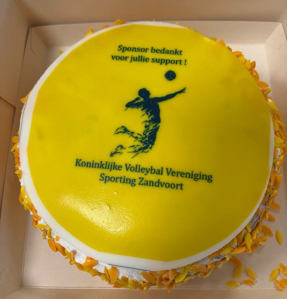 Vandaag onze trouwe sponsoren een taart gebracht om ze te bedanken voor de afgelopen jaren. Nogmaals bedankt: #cafefierzandvoort #alphasecurity #coneyminds #windroosadvocatuur. We zijn nog op zoek naar nieuwe sponsoren dus neem contact met ons op als je volgend jaar ook een taart wilt 😜