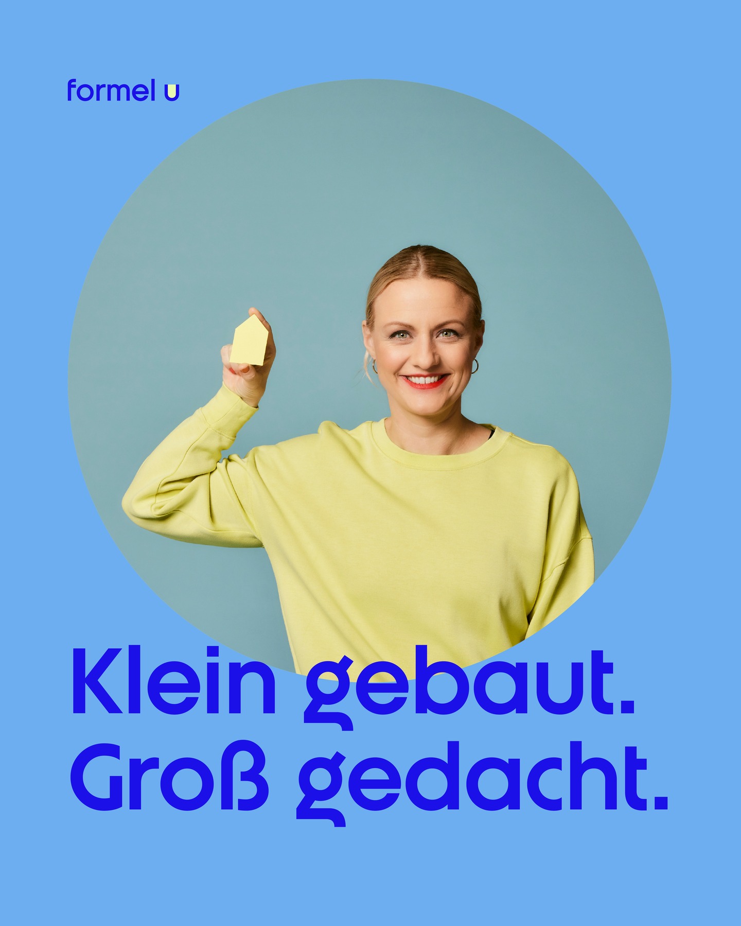 Klein gebaut. Groß gedacht.
→ Die Seelenkiste: ein Herzensprojekt auf nur 4 m² Grundfläche – entstanden 2012, noch immer aktuell.
Was als Studienaufgabe begann, wurde zu einem Ort des Rückzugs und der Selbstbeobachtung.
Gemeinsam mit meinen Freunden Matthias und Manuel entstand etwas, das mehr ist als ein Entwurf – ein Raumexperiment.
Die Aufgabe lautete:
Seelenkiste – Auf der Suche nach Arkadien.
Was daraus wurde:
Nicht nur ein Tiny House.
Sondern ein Werkzeug.
Ein Ruheort.
Ein Erfahrungsraum.
Modular gebaut, transportierbar im Sprinter, aufbaubar fast überall – mit minimalem Fußabdruck.
Was unsere Seelenkiste kann:
→ Schlafen, forschen, beobachten
→ Umwelt filtern – über bewegliche Klappe
→ Erinnerungen sichtbar machen – durch Dinge, die mitreisen
→ Sich anpassen – ob Stadt-Nische oder Waldlichtung
Außen: weiß, abstrakt, eigenständig.
Innen: warm, wohlig, schlicht.
Denn manchmal reicht ein ruhiger Ort, um sich selbst wieder zu hören.
→ Was wäre dein Arkadien?
----------------------------
Mehr Infos zum Projekt: siehe link in den Kommentaren
Gestaltung und Bau des Prototypen 2011-2012:
Matthias Prüger, Manuel Rauwolf und Ulrike Wetzel - damals Studierende der Bauhaus Universität Weimar
Aufgabenstellung und Unterstützung:
Daniel Reisch - damals wissenschaftlicher Mitarbeiter Bauhaus Universität Weimar
Sponsoren Prototyp:
Kreativfonds der Bauhaus-Universität Weimar
@caparol.de, Holzbau Sauer, @lamilux_tageslichtsysteme, @senger.mobility, @sika_deutschland, @swisskrono_group, @wuerth_group
#tinyhousemovement #seelenkiste #architectural #hideaway