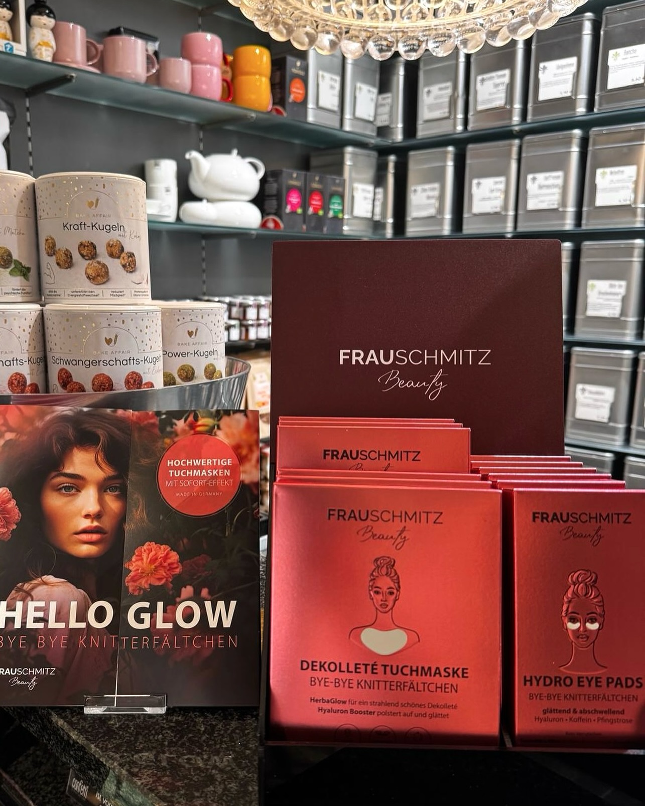 Hello Glow ✨
Gönn dir eine kleine Auszeit mit unseren hochwertigen Masken für Gesicht & Dekolleté – perfekt für strahlende Haut und entspannte Momente.
💆♀️ Kosmetik & Pflege mit Liebe ausgewählt.
#frauschmitz #conceptstoreliebe #selfcaremoment #gesichtspflege #dekolletemaske #beautyroutine