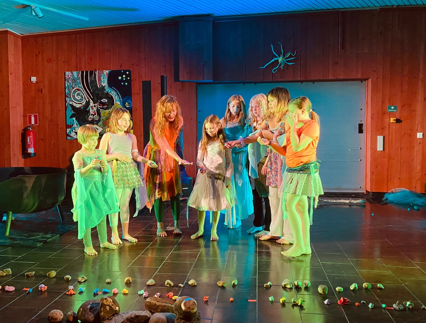 Under vecka 26 kommer Yessiqa Lövbrand och Harleen Kalkat från Inland produktion ha residens i Moskosel. De arbetar med dans, teater och olika former av konstnärligt kreativt skapande. Som del av denna residens kommer de tillsammans med Unga örnar i Moskosel erbjuda en skapande workshop.
För dig som är mellan 6-15 år som tycker om att ha kul och skapa tillsammans med andra. Tveka inte att anmäla er till denna dag.
Anmälan görs senast 20/6 till Inlandproduktion@gmail.com
Dag: 24/6-25
Var: Moskosel Creative Lab
Tid : 10-14
Inlandproduction@gmail.com