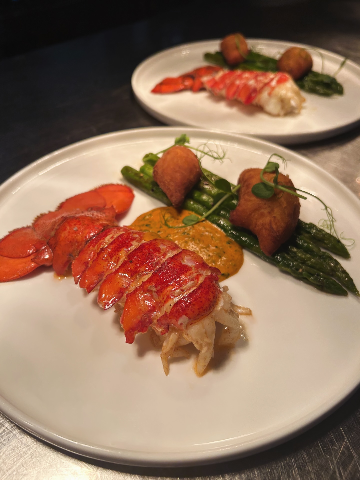 Der König unter den Krustentieren 🦞👑 Arrosierter Hummer, gegrillter grüner Spargel, Kartoffelpaunzen & Sauce Café de Paris - der Hauptgang unseres aktuellen 5-Gänge Hummer-Menüs. Mit Übernachtung im Arrangementangebot oder als separates Menü auf Vorbestellung erhältlich ⭐️
*Arrosieren: Fleisch, Geflügel, Fisch oder Gemüse beim Garen mit Flüssigkeit (z. B. dem eigenen Sud) übergießen, um mehr Saftigkeit und Geschmack zu erreichen.
#frischerhummer #krustentiere #grünerspargel ##saucecafédeparis #feinschmecker #finedining #wertheim #bestenheiderstuben