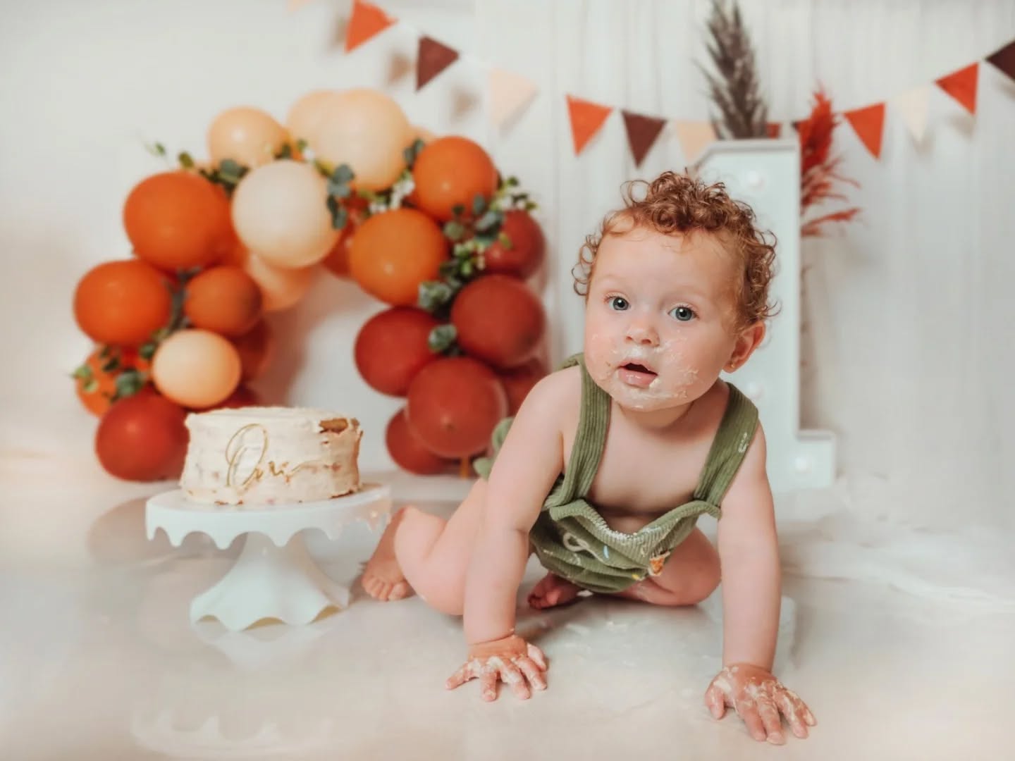 🎂 Un año de aventuras, de primeras veces, de crecer sin manual.
No sé cómo lo vivís vosotras, pero muchas mamás me cuentan que este primer cumple les remueve más de lo que esperaban. Porque mirar atrás da vértigo, y mirar a tu peque comerse su primera tarta, jugar como si no hubiera un mañana… emociona más de la cuenta.
Así que sí, estas fotos tienen algo más que dulzura: tienen memoria de lo vivido.
Y eso, en este torbellino de vida, vale oro
Gracias @inndira.l.p por traerme a tu peque.🖤✨
🔸No dejes pasar una de las sesiones más bonitas y divertidas !!
Recordar que es necesario reservar con mínimo un mes de antelación para que os lleguen todo perfecto para el día del cumple!!
.
.
.
.
.
#firstbirthday #cakesmash #smashcake #cakesmashphotography #cakesmashsession #cakesmashphotographer #firstbirthdayparty #firstbirthdaycake #firstbirthdayphotoshoot #babyphotography #oneyearold #birthdaycake #birthdaysmile #babygirl #birthdayparty #momlife #familyphotography #cakestagram #birthdaygirl #happybirthday
#smash #smashcakephotographer #smashcakephotography #fotografiainfantil #fotografiaprimerañito #fotografoasturias #melanymfotografia