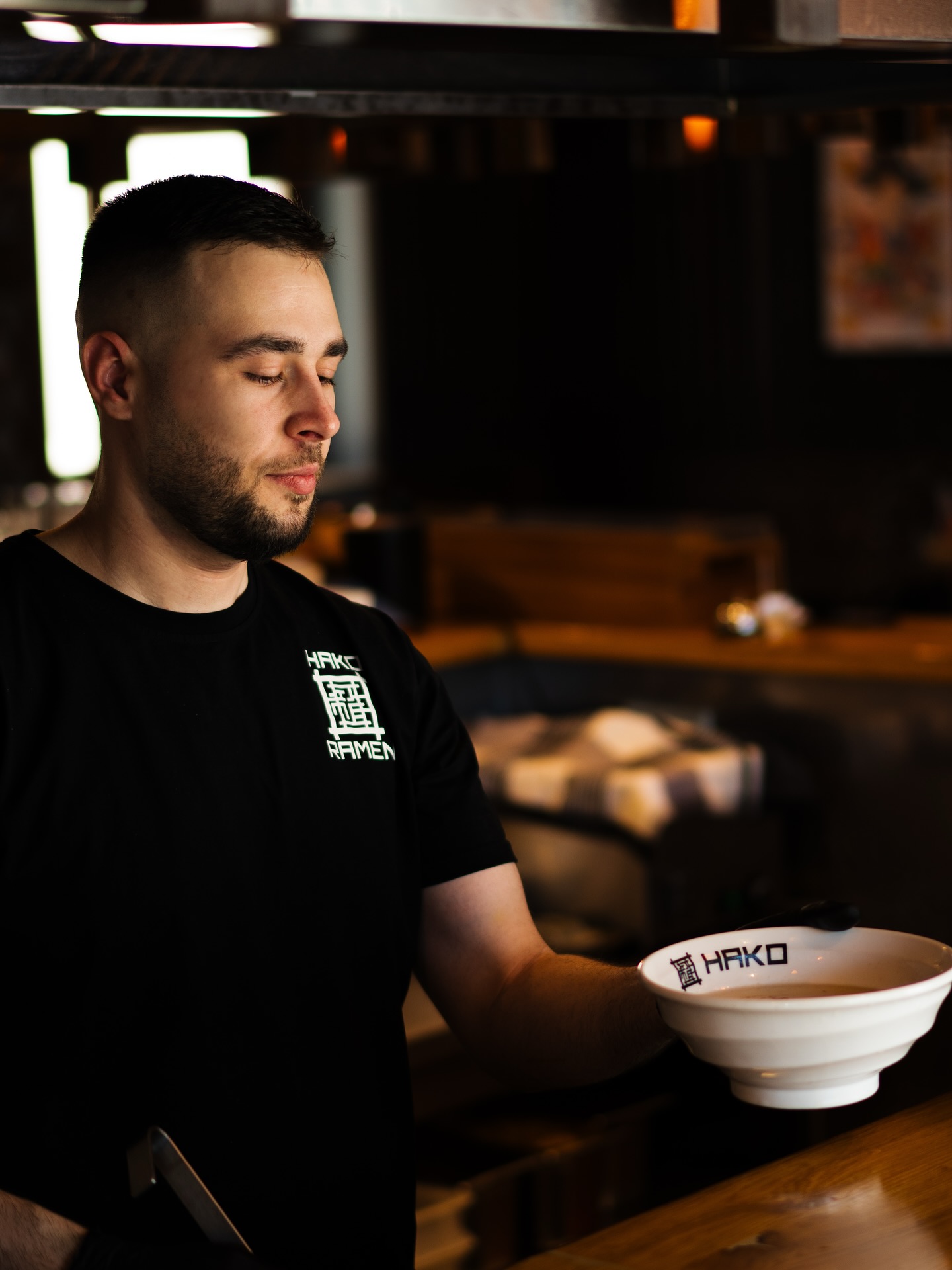 Hinter jeder perfekten Ramen steckt ein Mensch wie Vosan. Seit Tag eins Teil unseres HAKO-Teams in Hamburg, bringt er Sorgfalt, Erfahrung und echte Leidenschaft in jede Schüssel. Das ist der Geschmack von HAKO 💪🍜
#HakoRamen #MadeWithCare #TeamSinceDayOne #RamenLover #RamenChef #HamburgFood #FoodWithLove #GastroLife #BehindTheScenes #KitchenStories #MeetTheTeam #RamenVibes #HandgemachtMitLiebe #AuthenticRamen #JapaneseSoulFood
#StGeorgEats #HamburgEats #HamburgFoodie #HamburgCity #HamburgRestaurants #HamburgGenießen