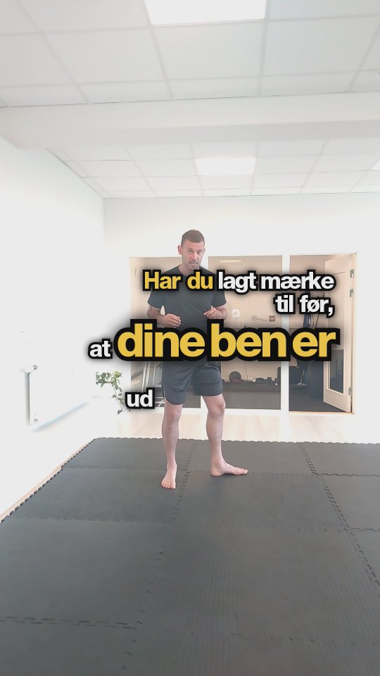 Har du lagt mærke til, at dine ben ofte står i en udadroteret position – f.eks. når du står stille eller bevæger dig?🤔
Ja? Så læs med her. I de næste tre afsnit vil jeg give dig nogle idéer til, hvordan du kan begynde at arbejde aktivt med dette i din træning.⬇️
Når dine hofter, ben, knæ og ankler – altså hele benet :) – er i en udadroteret position, skyldes det typisk en strategi, som kroppen bruger for at skabe stabilitet. Det kommer ofte fra hoften og bækkenregionen, og handler om, hvordan din krop forsøger at stabilisere dig – både i hvile og under bevægelse. Det er altså en kompensationsstrategi.👨🔧
Men det kan give dig udfordringer som:
Smerter i hoften
Spændinger i lænden
Overbelastning af knæ og ankler
Problemer omkring korsbenet (sacrum)
Så hvad kan vi gøre ved det?😃
Vi kan lære kroppen – gennem teknikker og øvelser – at genfinde mere hensigtsmæssige bevægelsesstrategier. På den måde kan du bevæge dig mere trygt, stabilt og effektivt igen.🙏
Det vil ofte føre til:
Mindre spændinger
Øget bevægelighed
En følelse af mere effektiv bevægelse
Alt i alt: færre symptomer.
Prøv at bruge de tre teknikker, jeg deler med dig.
Indbyg dem i din træning over tid – og mærk forskellen.🏃
Giv mig gerne er feedback på det 🙂
#biomekanik #funktioneltræning #holisticcoaching #rotation #hofte #performance #smertefri #breathing #integration #fascia #århus #myofascialrelease