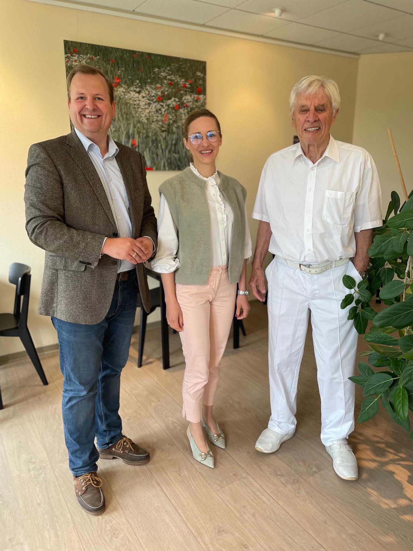 🏥 Im Rahmen meiner Unternehmensbesuche und um miteinander in den Austausch zu kommen, war ich heute zu Gast in der Darmklinik Exter.
🩺 Die @darmklinik_exter betreut Patientinnen und Patienten in allen medizinischen Bereichen rund um den Verdauungstrakt und ist deutschlandweit eine der führenden Privatkliniken in diesem Bereich.
Im persönlichen Gespräch mit Geschäftsführerin Anne-Kathrin Vauth und dem Gründer der Klinik Dr. Wilhelm Brühl konnte ich mir ein eigenes Bild vom Aufgabenfeld und dem hohen Standard der medizinischen Versorgung der Klinik machen und muss sagen ich bin beeindruckt!
👍🏻 Die Darmklinik Exter ist für den Gesundheitsstandort Vlotho ein elementarer Partner und mit ihrer überregionalen Bedeutung ein echtes Aushängeschild, auf das Vlotho stolz sein kann!
👉🏻 Die medizinische Versorgung im ländlichen Raum ist eine der großen Herausforderungen der kommenden Jahre! Ich setze mich dafür ein, dass alle Akteure des Gesundheitstandortes Vlotho bestmöglich unterstützt und ihre Anliegen möglichst schnell und unbürokratisch behandelt werden!
#firmenbesuch #darmklinikexter #gesundheitsversorgung #standortvlotho #vlotho #florianfürvlotho #medizinimort #austausch