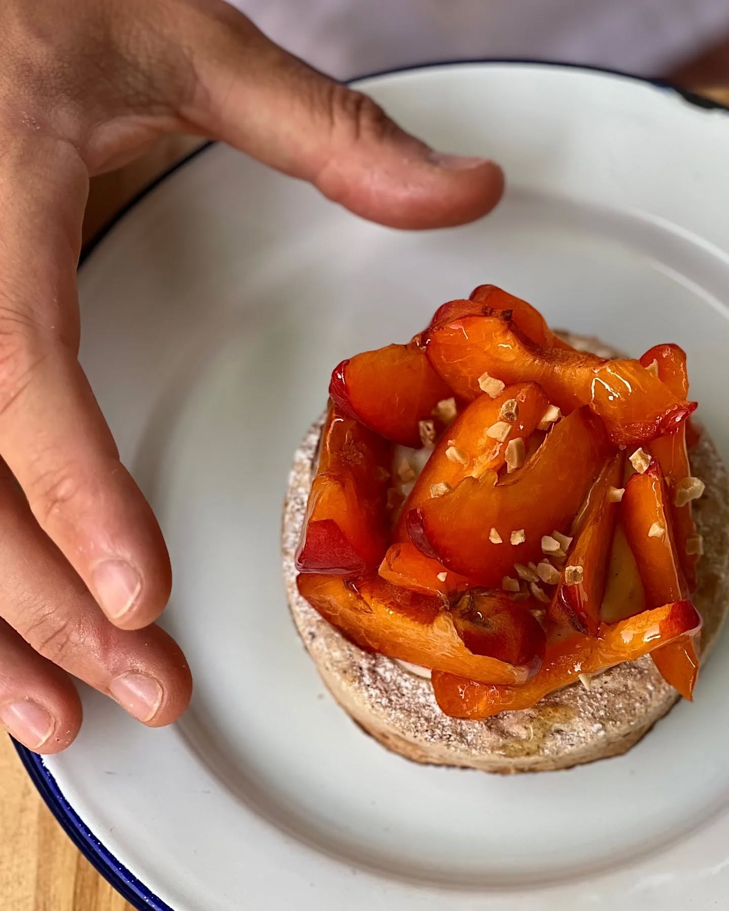 đž NouveautĂ©s en vitrine !
Chez Jonathan le PĂątissier, les saisons dictent nos envies⊠et nos crĂ©ations đđ
⚠La Dacquoise aux abricots Une base moelleuse aux amandes et noisettes, une crÚme vanillée onctueuse, et des abricots frais juste rÎtis pour révéler toute leur douceur.
đ La Pavlova aux framboises Meringue croquante, chantilly vanille, crĂ©meux framboise, framboises fraĂźches⊠Un nuage dâĂ©tĂ© qui fond en bouche âïž
đRetrouvez-les dĂšs maintenant en boutique, en Ă©dition limitĂ©e, selon les arrivages de fruits frais !
đ· : @k_rolight_food
#Nice06 #PĂątisserieDeSaison #JonathanLePĂątissier #GĂąteauxFrais #Abricot #Framboise #Pavlova #Dacquoise #Gourmandise #PĂątisserieFine
