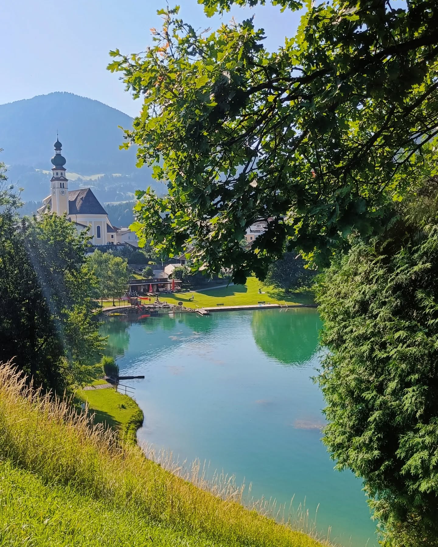 Beginne den Tag mit Ruhe, Bewegung und der Kraft der Natur – beim morgendlichen Yoga am Reither See.
Wann:
Jeden Mittwoch, 08:00 - 09:30 Uhr
Wo:
Am Ufer des idyllischen Reither Sees – Treffpunkt beim Badesteg.
Was dich erwartet:
Sanfte Yogaeinheiten für alle Levels, begleitet vom Zwitschern der Vögel und dem Glitzern des Wassers. Wir fließen achtsam durch den Morgen und tanken frische Energie für den Tag.
Bitte mitbringen:
- Eigene Yogamatte
- Bequeme Kleidung
- Handtuch oder Decke, Wasserflasche
Teilnahme:
Offen für alle – Anfänger*innen und Geübte herzlich willkommen!
Keine Anmeldung erforderlich (außer bei Schlechtwetter – begrenzte Teilnehmerzahl im Studio, Dorf 27, Reith)
Lass deinen Tag mit Leichtigkeit beginnen – ich freue mich auf dich! 🌞
Namasté, Christina
.
.
#YogaAmMorgen #FreiluftYoga #YogaInDerNatur #Morgenroutine #YogaFlow #YogaFürAlle #Achtsamkeit #MindfulMovement #Namaste #Reithimalpbachtal #yogawellbeing