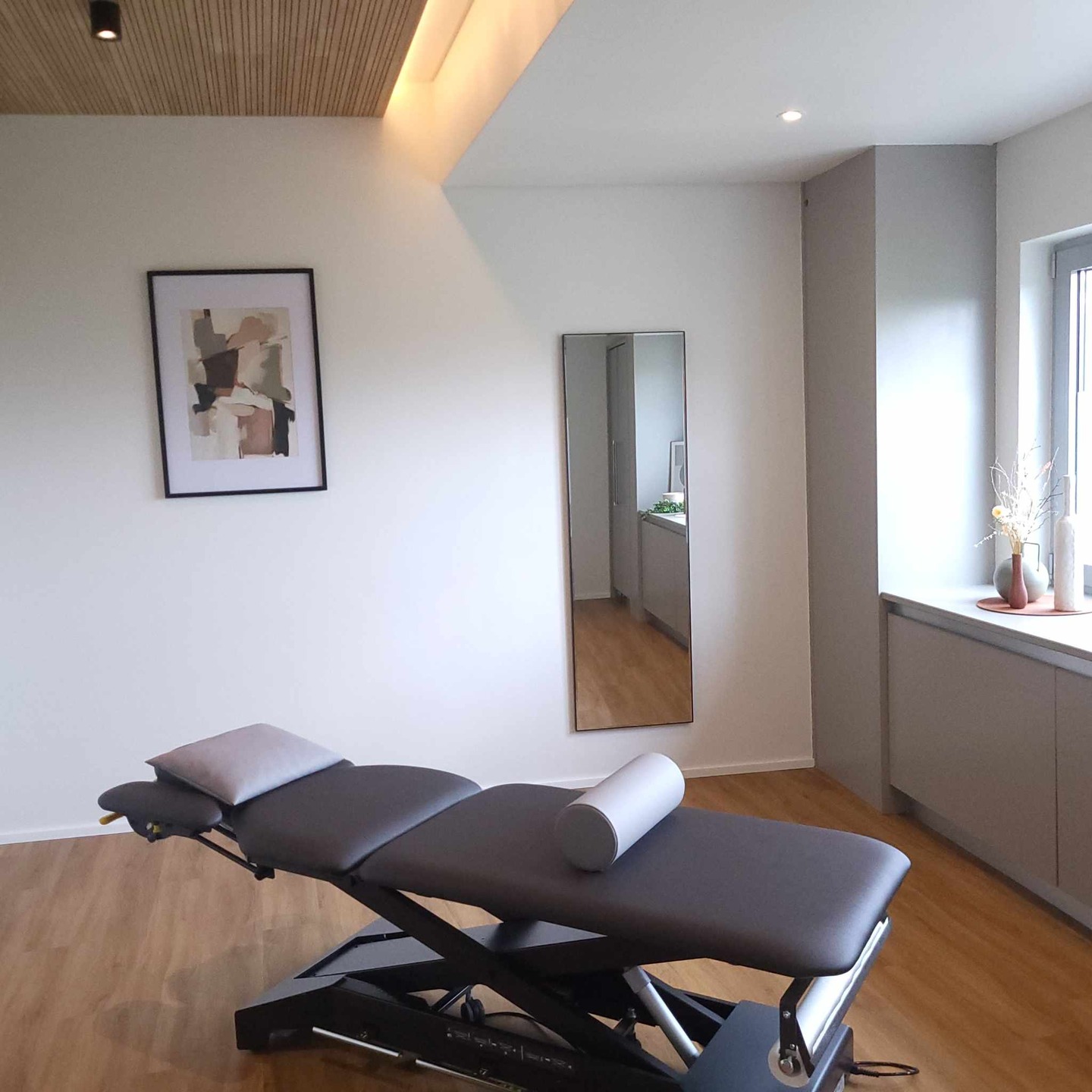 An eisem Cabinet bidde mir eng breet Palette u spezialiséierte Therapien – fir Kanner & Erwuessener un :
🧘 Schroth-Therapie – géint Skolios, Hypercyphoses, Récken- & Beckenproblemer
🤲 Manuell Therapie – bei Blokkaden, Péng, Aschränkungen a Migrän
🤰 Beckenbodentherapie – no enger Gebuert, bei Inkontinenz, Operatiounen
💧 Lymphdrainage – bei Schwellungen, Hämatomer, Lip-/Lymphödem
🌊 Ultraschall- & ⚡ Elektrotherapie – géint Entzündungen, Muskeliwwerlaaschtung
🌬️ Otemtherapie – bei Asthma, COPD, Otemweekrankheeten
🧍 Dorntherapie – géint Problemer mat der Wirbelsäil, Ischias, Arthros
🎗️ Kinesiotaping – fir Stabilitéit & Muskelrelaxatioun
🧠 PNF – fir neurologesch / neuro-muskulär Reaktivatioun
👉 An eisem Cabinet zu Ëlwen verbannen mir modernste Behandlungsmethoden mat enger Atmosphär, déi Rou a Wuelbefannen ausstraalt.
Mir kombinéiere fachlech Kompetenz mat enger empathescher an individueller Approche, fir Iech op Ärem Wee zu méi Liewensqualitéit optimal ze ënnerstëtzen.
Dans notre cabinet, nous proposons une large gamme de thérapies spécialisées – pour enfants et adultes :
🧘 Thérapie Schroth – pour la scoliose, l’hypercyphose, les problèmes de dos et de bassin
🤲 Thérapie manuelle – pour les blocages, douleurs, limitations de mobilité et migraines
🤰 Rééducation du plancher pelvien – après un accouchement, en cas d’incontinence ou suite à une opération
💧 Drainage lymphatique – pour les gonflements, hématomes, lipœdèmes / lymphœdèmes
🌊 Ultrasons & ⚡ électrothérapie – contre les inflammations et les surcharges musculaires
🌬️ Kinésithérapie respiratoire – pour l’asthme, la BPCO et les maladies des voies respiratoires
🧍 Méthode Dorn – pour les troubles de la colonne vertébrale, les sciatiques, l’arthrose
🎗️ Kinesiotaping – pour la stabilisation et la détente musculaire
🧠 PNF – pour la réactivation neuro-musculaire et la rééducation neurologique
👉 Dans notre cabinet à Troisvierges, nous allions les méthodes de traitement les plus modernes avec une atmosphère qui inspire calme et bien-être.