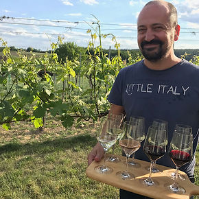 Vieni a Vienna, vivi il vino autentico! 🍷
Dietro ogni calice, una storia viennese da scoprire: sei vini locali, canzoni popolari tradotte e un viaggio tra passato e sapori unici. Solo per chi ha partecipato al free tour, sconto esclusivo sul nostro nuovo wine tasting!
Prenota ora la tua esperienza su www.viennacosavedere.com