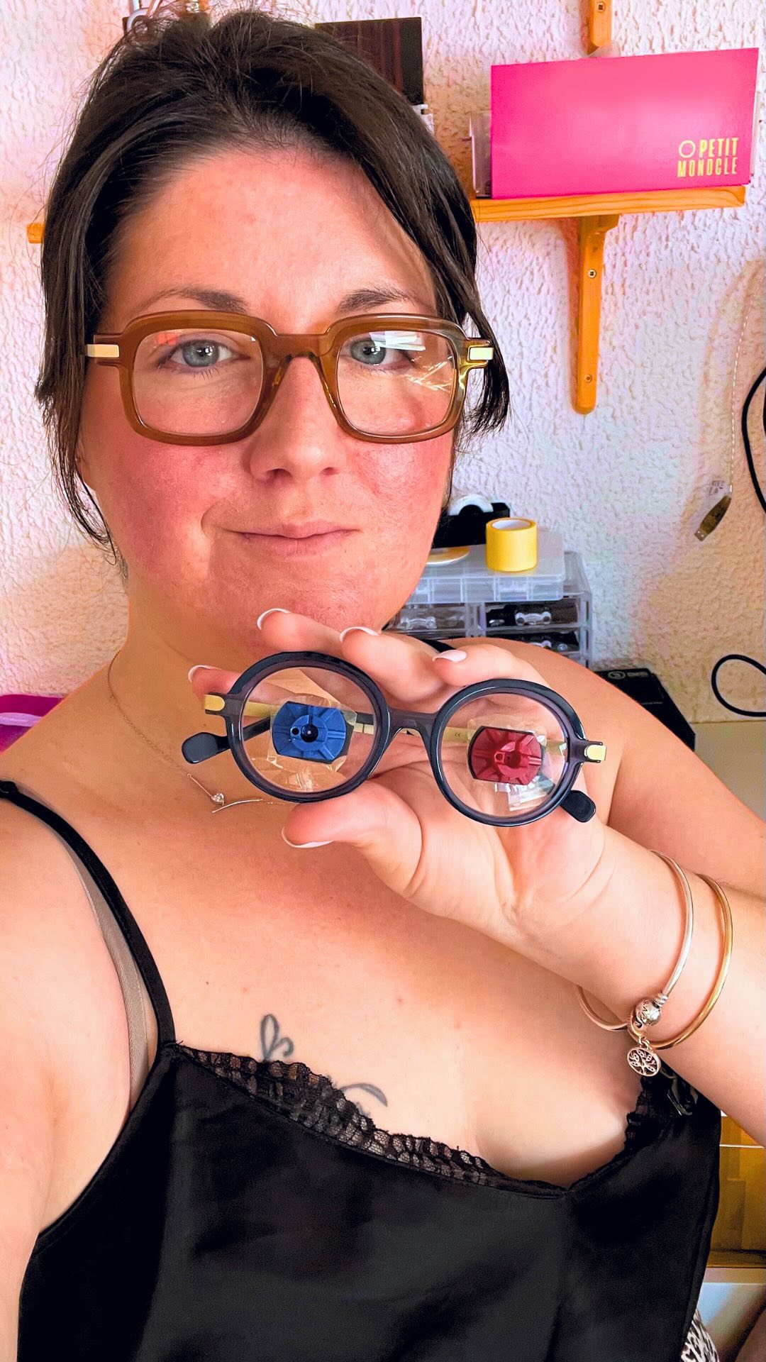 👁️ Chaque verre est ajusté au centième de millimètre
pour s’adapter parfaitement à ta correction et à ta vision.
💡 Ce qui est invisible fait toute la différence :
confort, netteté, zéro fatigue visuelle.
📩 Envie d’un vrai sur-mesure pour tes yeux ?
Contacte-nous ou passe à l’atelier !
#VerresSurMesure #VisionConfort #OPetitMonocle #OpticienIndépendant #FaitMain #SlowOptique