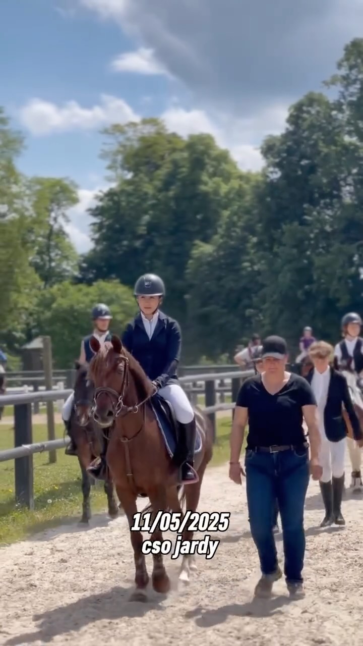 🔥 Dimanche 11 mai, la team CSO a fait carton plein au Haras de Jardy 💪
PONEY 4 : (54 partants)🥇Ambre/TOKE, 🥈Emma/JALAN, 🥉Elsa/TONLOSE, 🏅Danaé/MARIO, 7è Alice/ENJOY, 10è Esther/TWITTER
PONEY 3 : (61 partants)🥇Lyna/FITHTY, 🥈Ambre/TOKE,🏅Jonas /TOKE, 5è Lahan/HIP HOP, 6è Danaé/MARIO, 8è Lyne/ENJOY, 9è Margaux Ippie, 10è Emma/JALAN, 14è Alicia/ANABELLE, 15è Pauline/ELETOP.
PONEY 2 : (31 partants)🥇Lyna/FITHTY, 9è Lyne/GRINGO, 10è Clémentine/GRINGO
CLUB 2 : (53 partants) 6è Coline/SOMERSBY
CLUB 1 : (13 partants) 🏅4è Coline/SOMERSBY