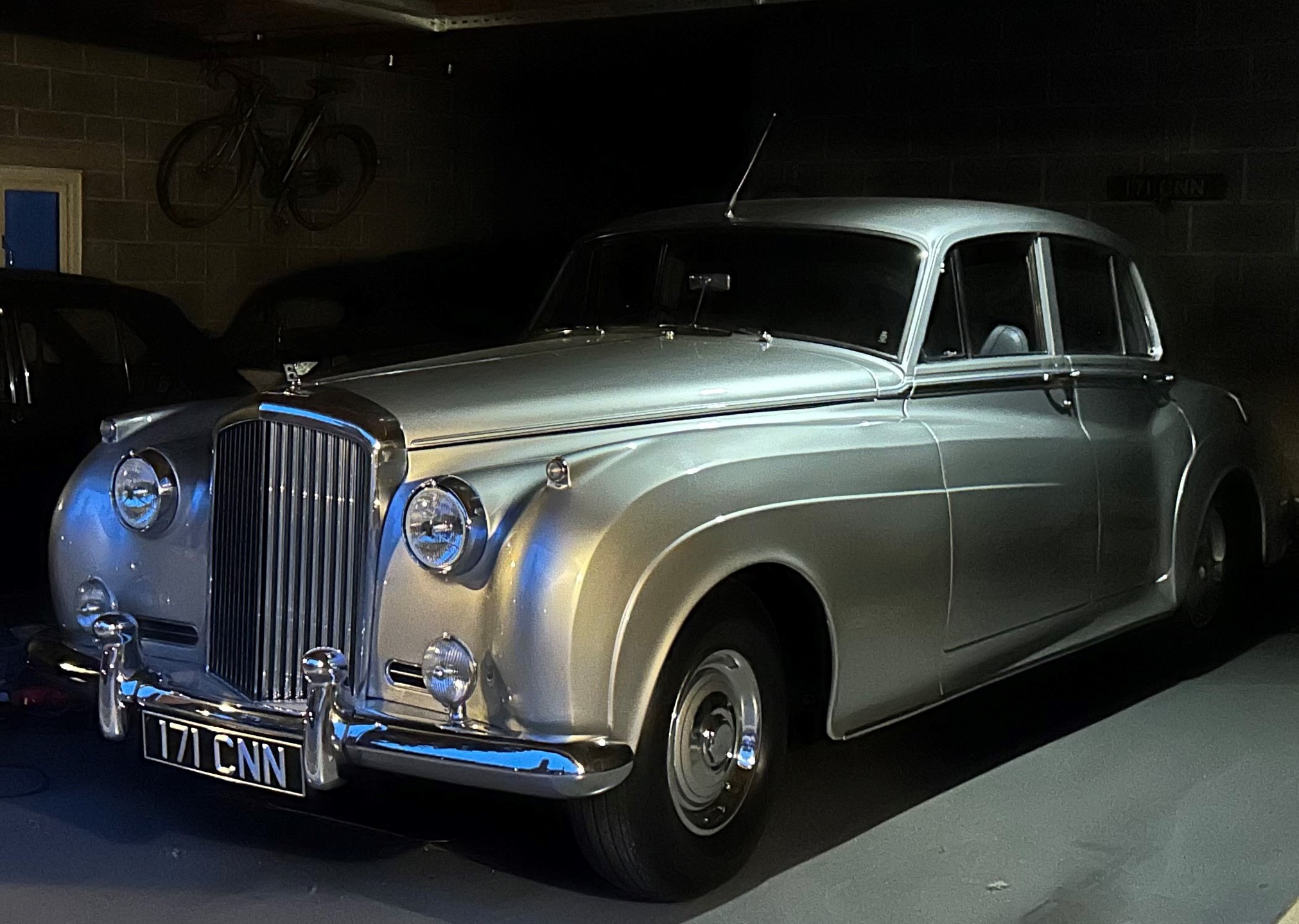 Standing in the shadows...
Our 1959 Bentley S1 320 AVO. These cars photograph so well day or night!
#lentonlimousines
#weddingcarsnottingham
#nottinghamshireweddingphotographer