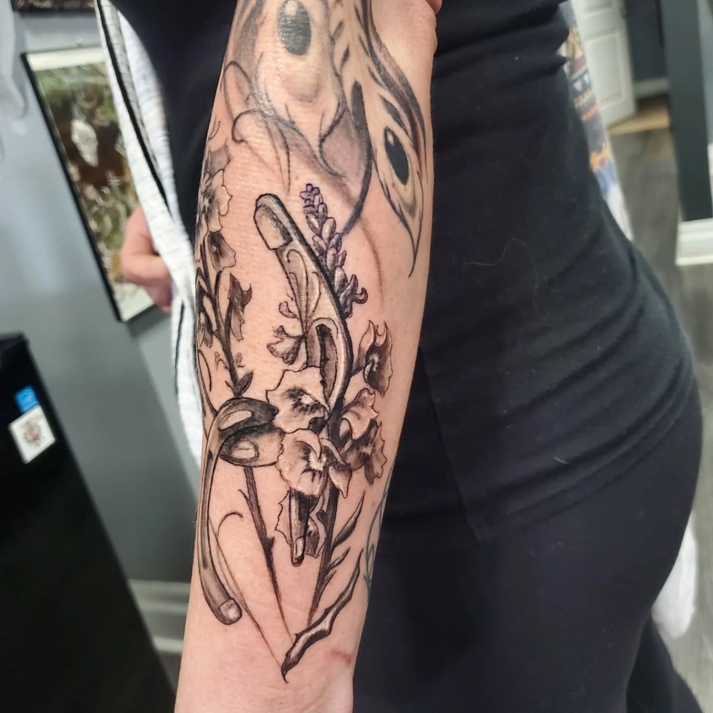@jeffcooktattoos added some birth flowers and horseshoes to @t_med_123 's arm, and layered a bit more to the upper arm.
Jeff and Kristen both have spots open this month, reach out to start your dream project!
#tattooartists #tattoos #horseshoes #birthflowers