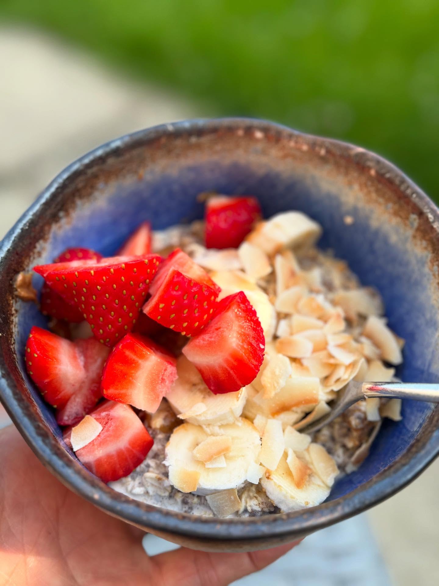 Cooling summer breakfast al fresco, after my morning walk 🌱 Recipe below:
Overnight oats (soaked overnight) serves 2
1 cup of steel cut oats
1 cup of almond milk
1 tbsp chia seeds
1 tsp cinnamon
1 tsp maple syrup
Toppings (add before serving)
1 tbsp smooth peanut butter
Chopped strawberries
Half chopped banana
Sprinkle of toasted coconut flakes
Enjoy 😋
What’s your favourite summer breakfast?
#healthyfoods #healthybreakfast #summerbreakfast #overnightoats