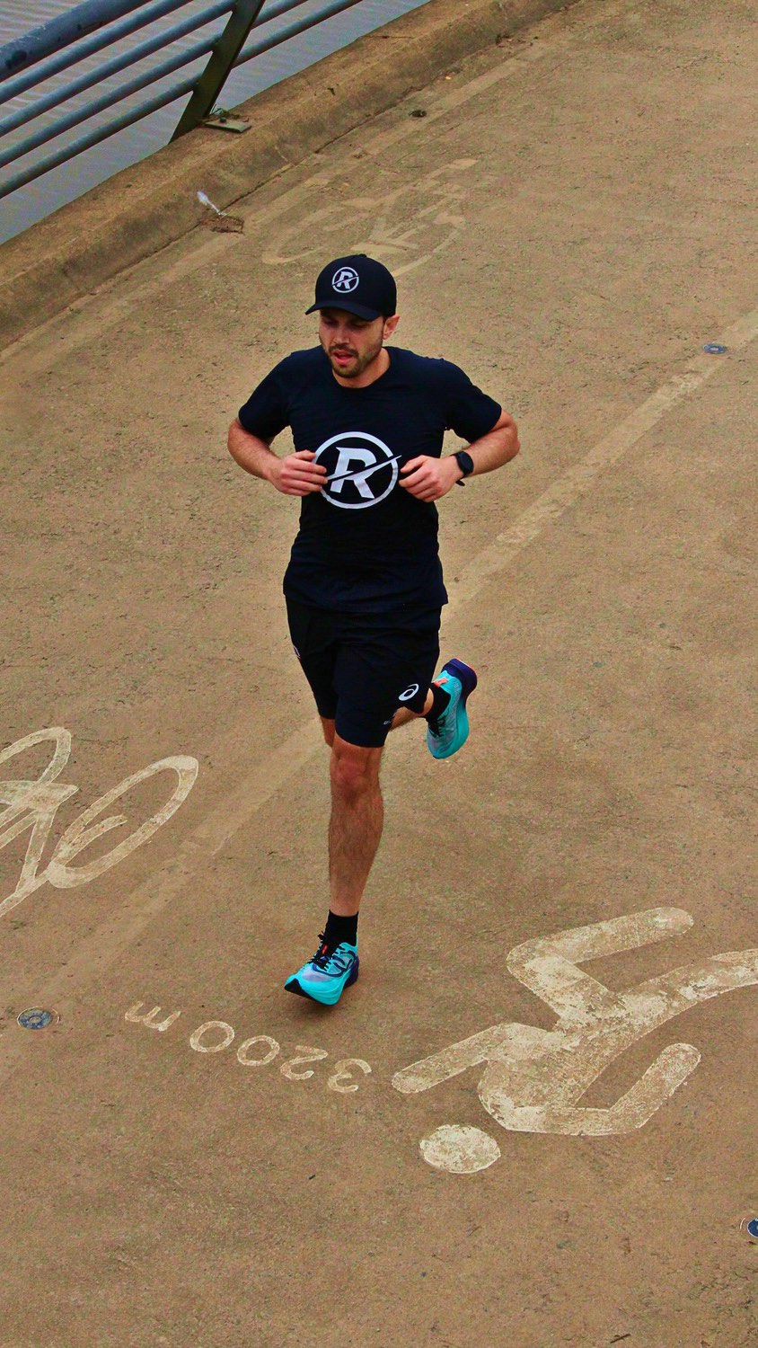 Quer correr uma maratona? Calma… tem um caminho certo pra isso!
Muita gente me pergunta:
“Quando eu posso correr minha primeira maratona?”
E a resposta é simples: quando o corpo e a mente estiverem prontos.
Não adianta pular etapas. A maratona é o topo de uma construção — e o processo começa lá embaixo, com provas de 5K e 10K.
🏃♀️ Faça de 5 a 10 provas curtas, aprenda a competir.
🏃♂️ Depois, avance para as meias-maratonas — no mínimo 10 provas.
Isso tudo vai preparar seu corpo, sua cabeça e sua rotina para o que vem pela frente.
Porque o treino de maratona não é leve.
São semanas com longões de 2 a 3 horas, muito volume, disciplina e foco.
📌 Você até pode correr uma maratona antes…
Mas o que queremos mesmo é que você corra a primeira e já esteja pensando na segunda — e não que pare logo depois da primeira.
A maratona é pra quem respeita o processo.
E aqui na Ribeiro Run, a gente te guia pra isso — com segurança, estratégia e propósito. 💥
Ribeiro Run na pista — cada passo, uma conquista!
#RibeiroRun #MaratonaComPropósito #CadaPassoUmaConquista #TreinoInteligente #CorridaDeRua #Maratona2025 #MeiaMaratona #5K #10K #RunnersLife #CorrerComPropósito #AssessoriaEsportiva #Do5KAo42K #OrgulhoDoCoach