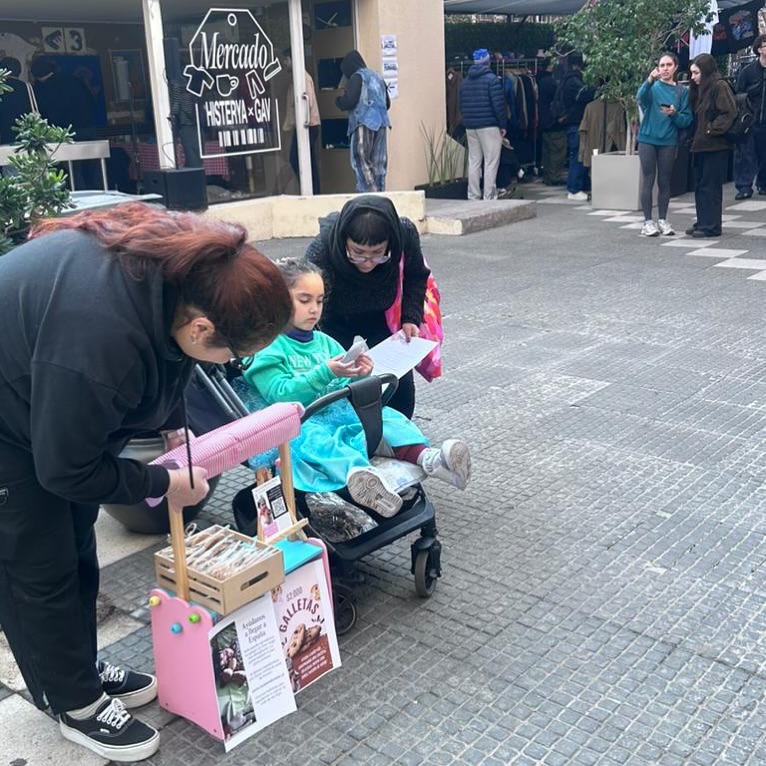 Una foto que cuenta una historia de amor, apoyo y solidaridad ♥️
La Tattooton fue un éxito, recibimos a mucha gente que vino a colaborar con nuestra cruzada a través de un tatuaje ✨
Gracias a tanta gente que hizo esto posible, que nos sigue sosteniendo y nos mantiene con fe en que lograremos llegar a España sin morir en el intento
Gracias gracias gracias
Baby Leo y mamá @zelda_barnes les agradecemos de todo corazón tanto amor
Este mes continuamos con el seminario de cosmetologia organizado por la gran mentora @laprofe_cosmetologa_holistica ♥️
Vamos que vamos!