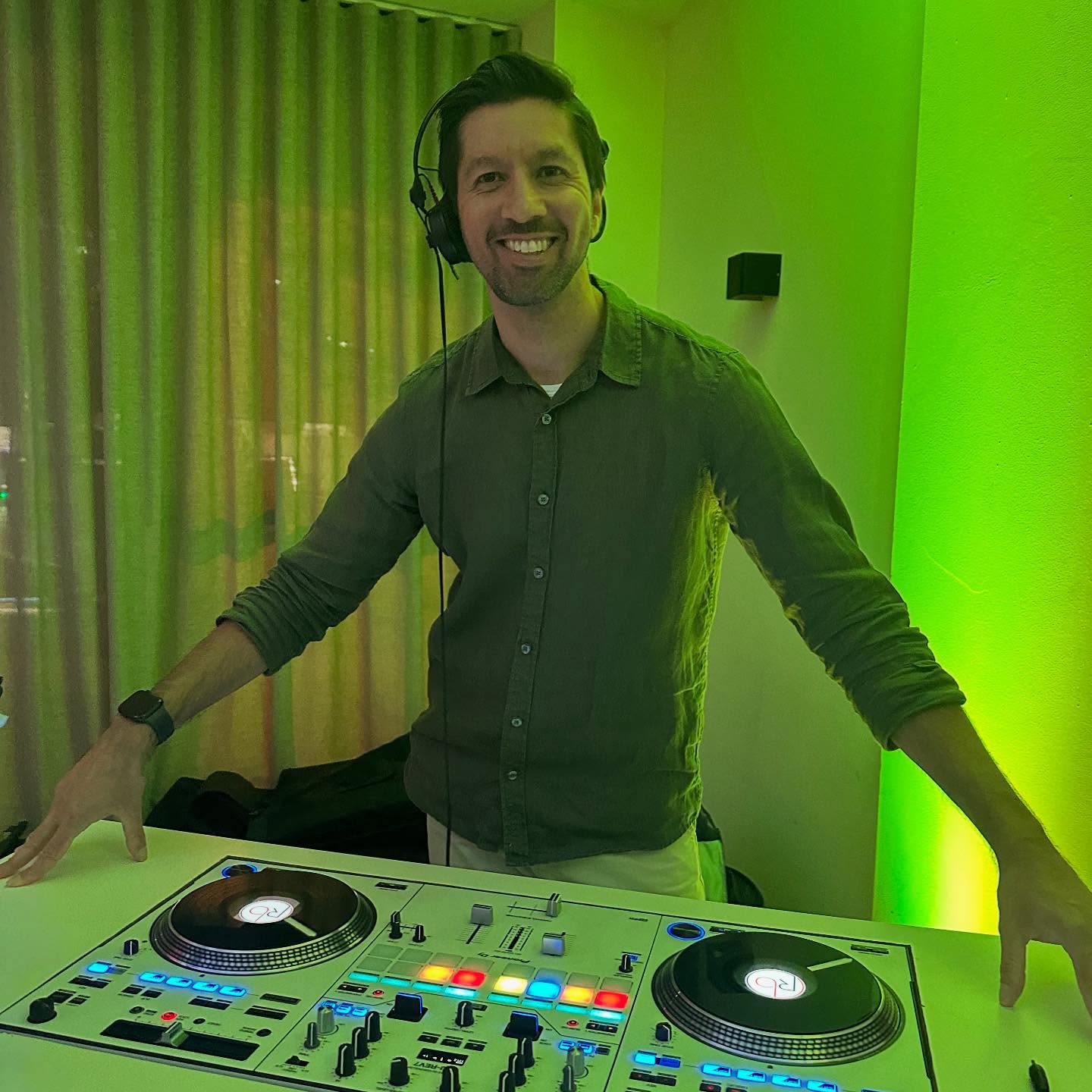 Enjoy the day off everyone 👑🇬🇧 #melbournedj #thernbdj #melbourneweddingdj