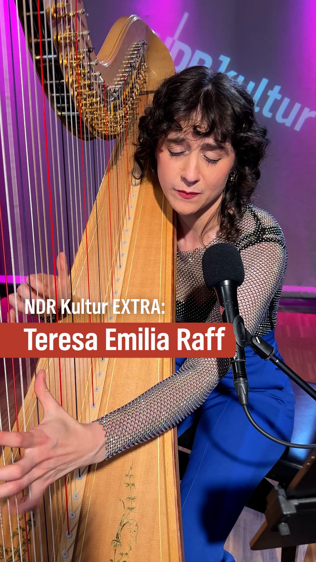 Journeyers gayly with their own youth,
journeyers with their bearded and well-grain’d manhood,
Journeyers with their womanhood, ample, unsurpass’d, content,
Journeyers with their own sublime
(text snippet by Walter Whitman, made to music by Kate Moore 💫)
It meant a lot, performing it in NDR Kultur EXTRA last week. The full video and interview is available on ARD Mediathek (link in bio).
🎥 @franziskadieckmann
🎧 @burakcaner040
#ndr #ndrkultur #harp #harpist #singer #singingharpist #classicalmusician #musicianslife #solo #katemoore #walterwhitman #journeyers #journey #alonewiththeuniverse