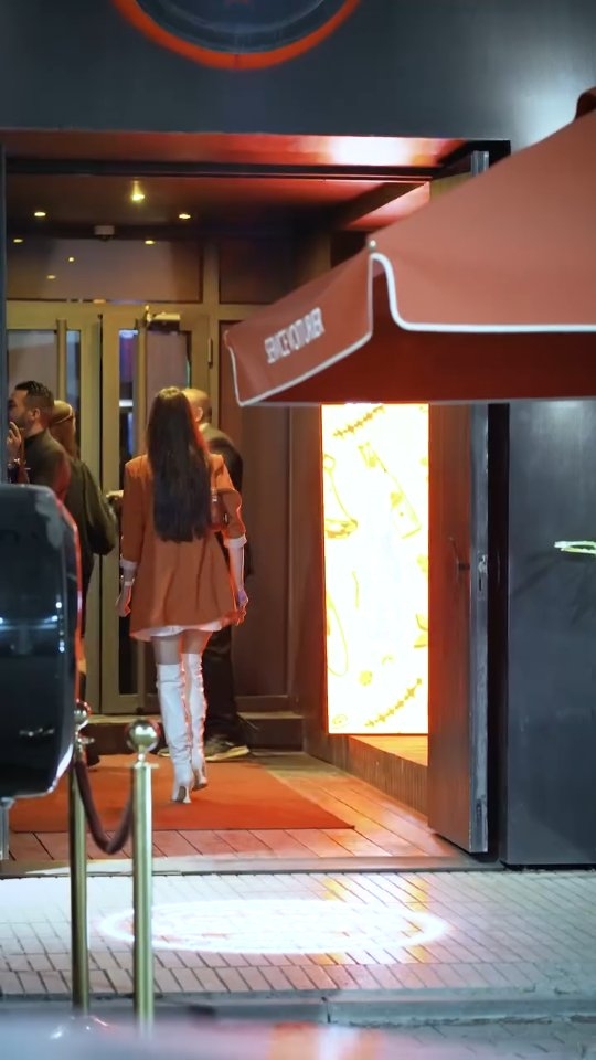 Stop scrolling ! Votre prochaine soirée INOUBLIABLE est ici ! 🔥
Ambiance de folie garantie avec notre live band survolté.
Notre chef, gardien des traditions, y ajoute sa touche de génie.
L'Auberge Espagnole Marrakech : l'authenticité espagnole, l'énergie marrakchie. ! 💃🕺
.
.
#NightlifeMarrakech #ChefInspiration #LiveBandVibes #SpanishFlavors #LaFiesta