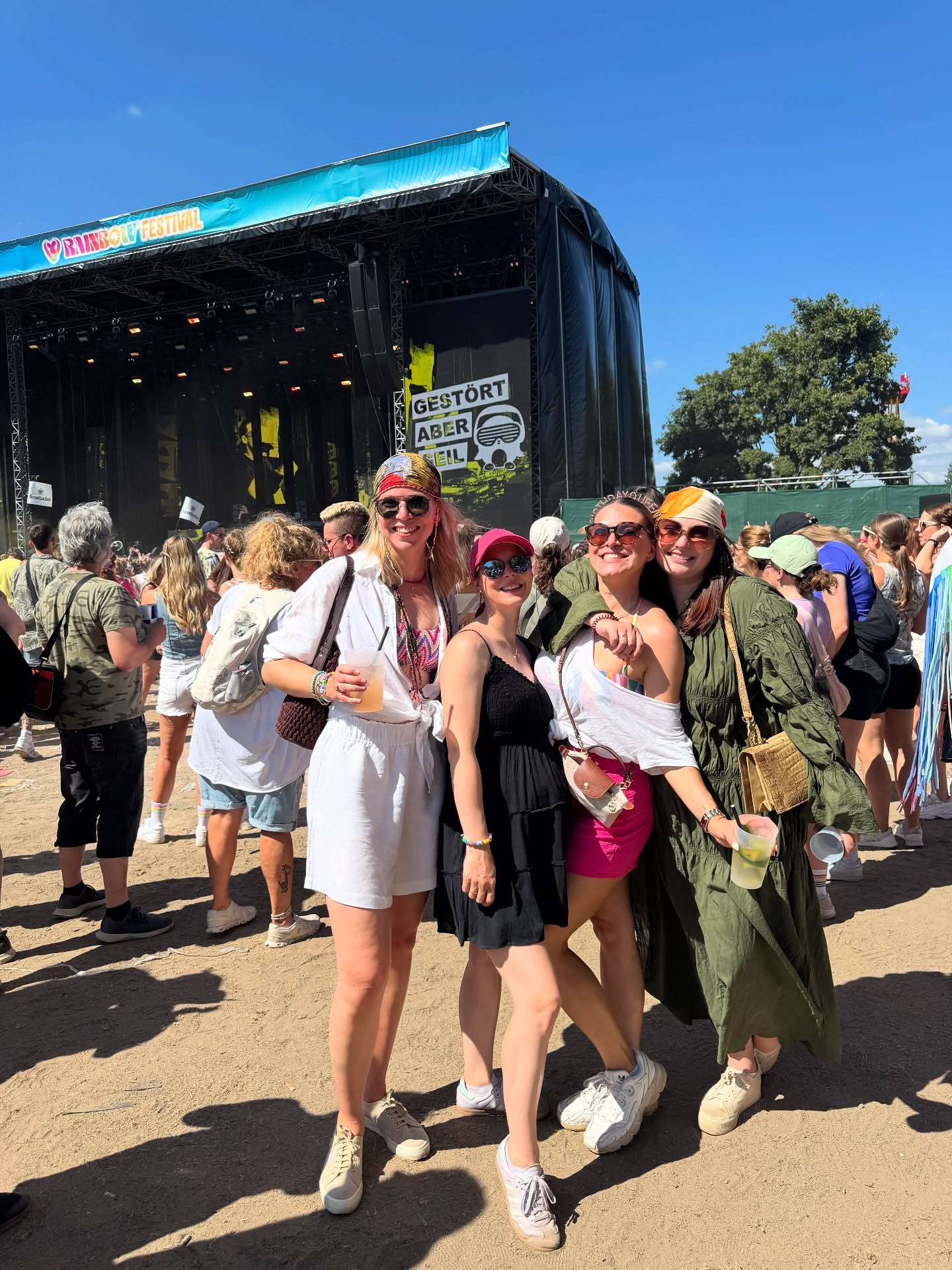 DANKE DANKE DANKE 🧚🏻🥳☀️
Danke an alle, die meinen 33. Geburtstag zu etwas ganz Besonderem gemacht haben 🥰 – an jeden, der an mich gedacht, mir gratuliert oder mit mir gefeiert hat!
Ich hatte wirklich den perfekten Tag mit all meinen Liebsten.
Ich bin ja eine kleine Geburtstags-Irre – deshalb startet mein Geburtstag für mich auch immer schon am Abend vorher 😁.
Wir waren mega lecker essen im @noi.koeln – wirklich extrem gut, und man sitzt dort auch super schön 🍝.
Gestern dann:
Wir waren brunchen im @kaffeesaurus ☕️🥑, danach auf dem @rainbowfestival.koeln 🥳, haben einen Espresso Martini im @barneycologne getrunken und sind zum Abschluss noch ins @flamingoroyal 💥.
Mein Herz ist voll – und ich bin unendlich dankbar für so viele unfassbar tolle Menschen um mich herum! 💖
#birthdaygirl #turning33 #happy #thankful