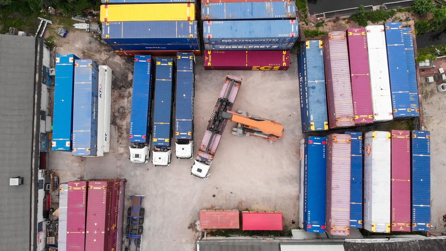 Performance su strada, ma anche all’interno dell’azienda.
Il nostro deposito di 10.000 mq rappresenta il cuore operativo di Spiz Trasporti, un’infrastruttura moderna e organizzata pensata per garantire efficienza, sicurezza e velocità nello stoccaggio dei container.
La nostra area logistica è attrezzata per accogliere volumi elevati, spazi ottimizzati e tempi di gestione rapidi. Ogni container affidato a noi viene gestito con attenzione e precisione, per offrire ai nostri clienti un servizio completo e affidabile.
Con Spiz Trasporti, la logistica non è solo trasporto: è organizzazione, metodo e risultati concreti.