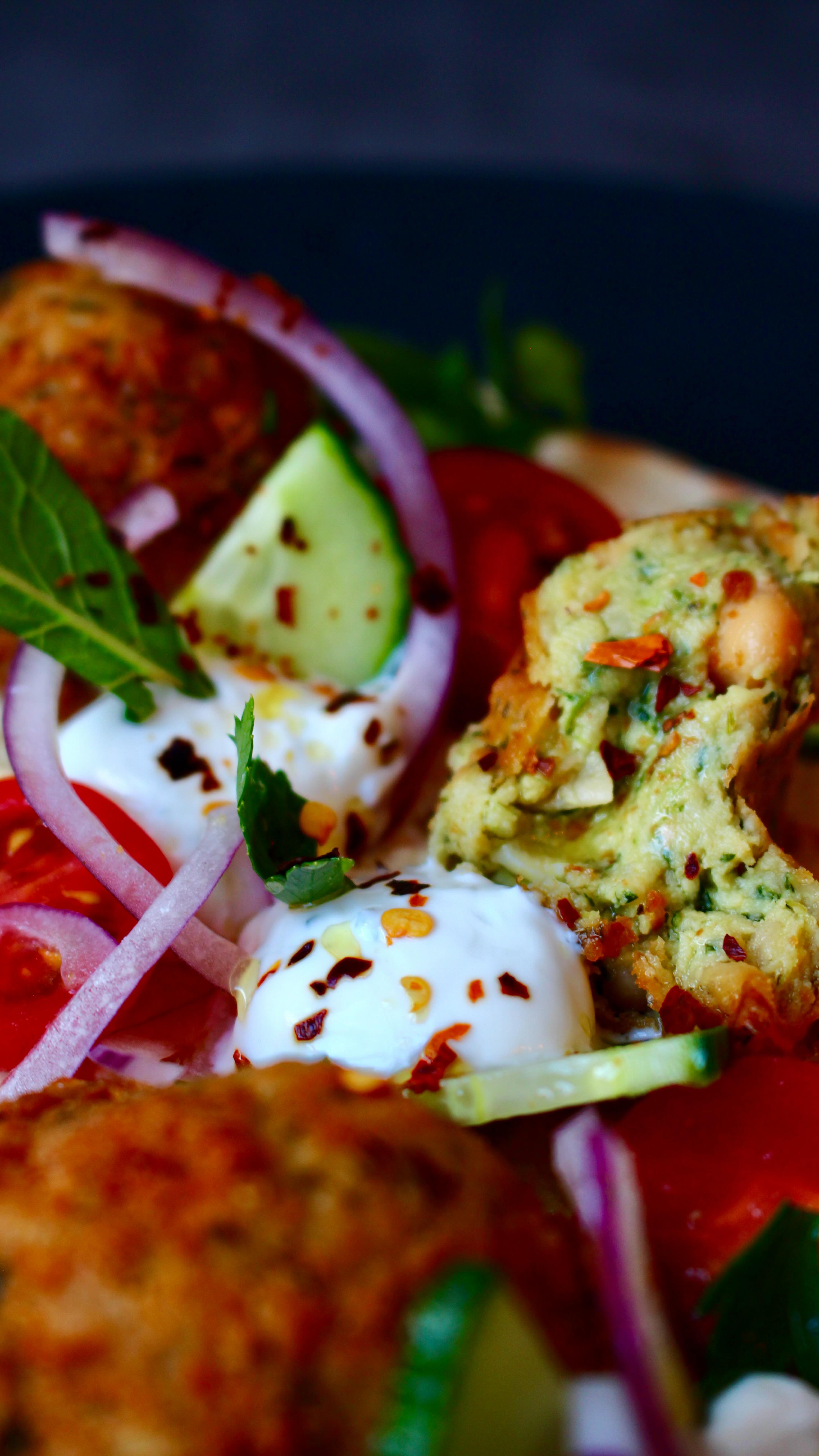 🌱 Oriental Streetfood Hit: Homemade Falafel in warm Pita with fresh Salad & creamy Hummus 🥙🥗✨
Wrap it, bite it, love it – plant-based flavor explosion included! 💥🌿
#veganblogger #veganfit #veganinspiration #vegandiet #vegan #falafel #veganfood #veganpower #veganlove #veganrecipe #veganlunch #veganworld #veganstyle #plantbasedvegan #veganfoodblogger #govegan🌱 #veganfoodideas #veganlover #foodforflexitarians #streetfood #hummuslover #chickpeas #freshcooking #freshfood #lightfood #orientalfood
