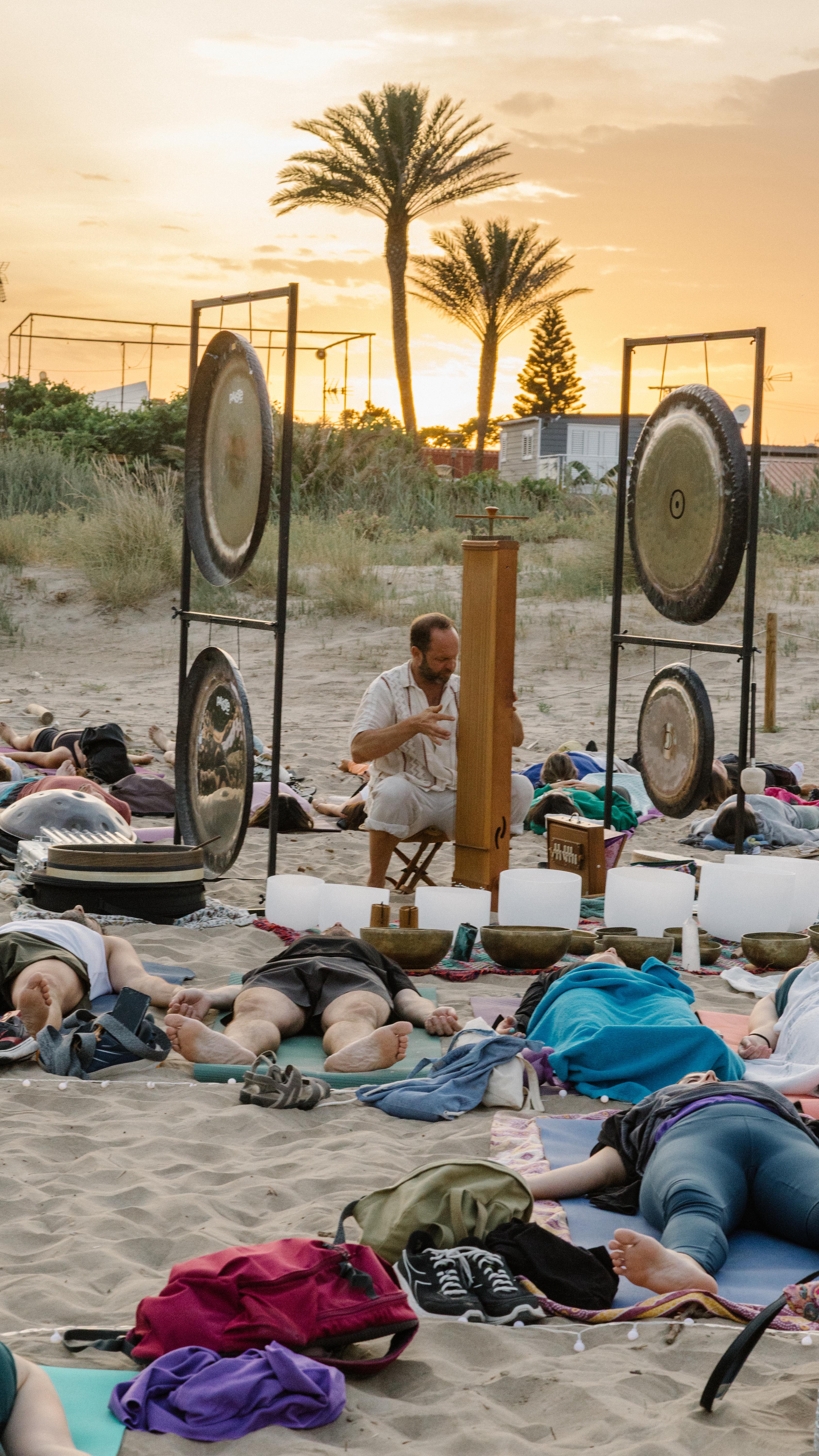 Ayer fue la última luna llena antes de que empiece el verano. El verano es una época para gozar, para disfrutar las frutas de las semillas que hemos planteado antes y para expresar la creatividad.
Para tener más claridad este verano y para llegar a este estado de expansión, hemos cerrado un ciclo ayer. Aunque la luna se escodía, ha sido maravilloso.
Gracias infinitas a l@s 130 personas que estuvisteis por vuestra confianza y entregaz Y a gracias a @ por compartir su magia con nosotros.
🙏🏻🌝✨❤️