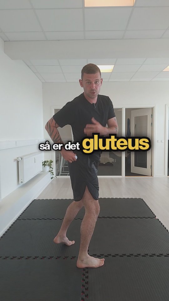 Vi starter med at arbejde med vores hoftemuskulatur
– og bearbejder vores fascia.🕸️
Hvad gør det for dig?⬇️
Giver en følelse af mindre spænding
Øger mobiliteten omkring hoften og giver mulighed for nye benpositioner
Kan reducere spændinger i den nedre del af ryggen
Skaber potentiale for nye og mere optimale bevægemønstre
Kan lindre symptomer som smerter
Hjælper dig med at komme mere ned i kroppen igen🙏
Sådan udfører du øvelsen:👨🔧
Brug en golfbold eller en lacrosse bold🏌️
Læg det ene ben over det modsatte knæ, og placer ydersiden af hoften på bolden
Læn vægten over på den side, hvor du sidder på bolden
Brug vejrtrækningen som din guide – brug 2-3 minutter på hver side✅
Prøv det – og mærk efter.
Det kan virkelig skabe mere frihed i din bevægelse og give en følelse af velvære.
I morgen deler jeg den første aktive øvelse for hofteområdet, som vi laver efter denne release.🤌
#biomekanik #funktioneltræning #holisticcoaching #rotation #myofascialrelease #performance #breathing #correctiveexercise #århus