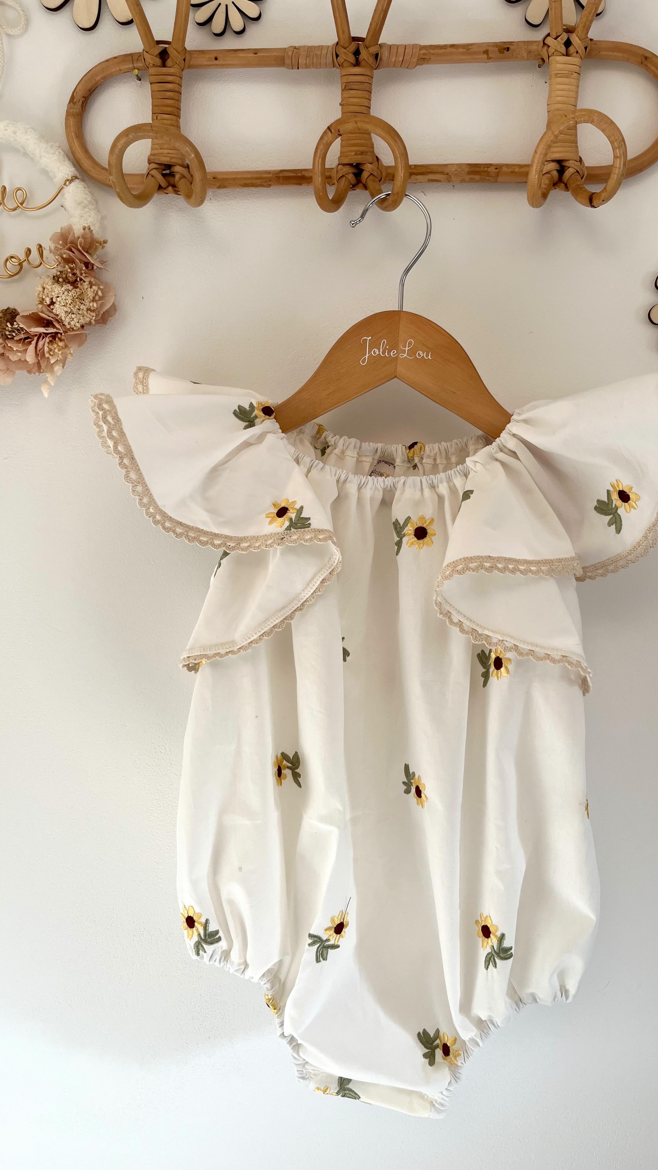 🌻Parce que je sais déjà qu’il n’y en aura pas assez pour tout le monde !!!🌻
Go shopper la tienne avant qu’il n’y en ai plus !!
#barboteuse #creatricebébé #creatricefrancaise #tournesol #summer #outfits #babyoutfits #vintagestyle #babygirl