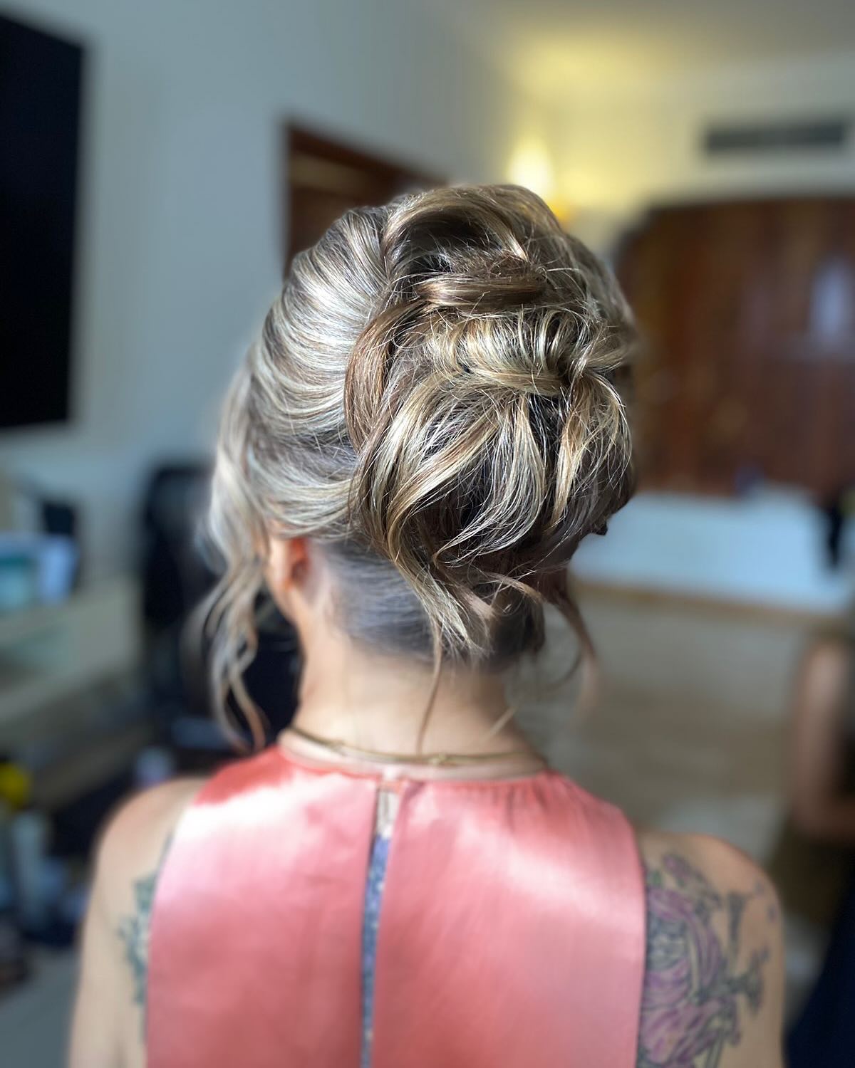 Effortless-looking high updo paired with soft, natural makeup that enhances her features
#hightwist #highbun #updo #motb #motg #weddinghair #hairinspo #messyupdo #effortlesshairstyles #effortlesshair #hairportfoliobysandymendez #puertovallartaweddings #texturedupdo #texturedupstyle #relaxedhairstyles #mobhairstyles #mobhair #mobhairideas #playadelcarmenweddings #bysandymendez