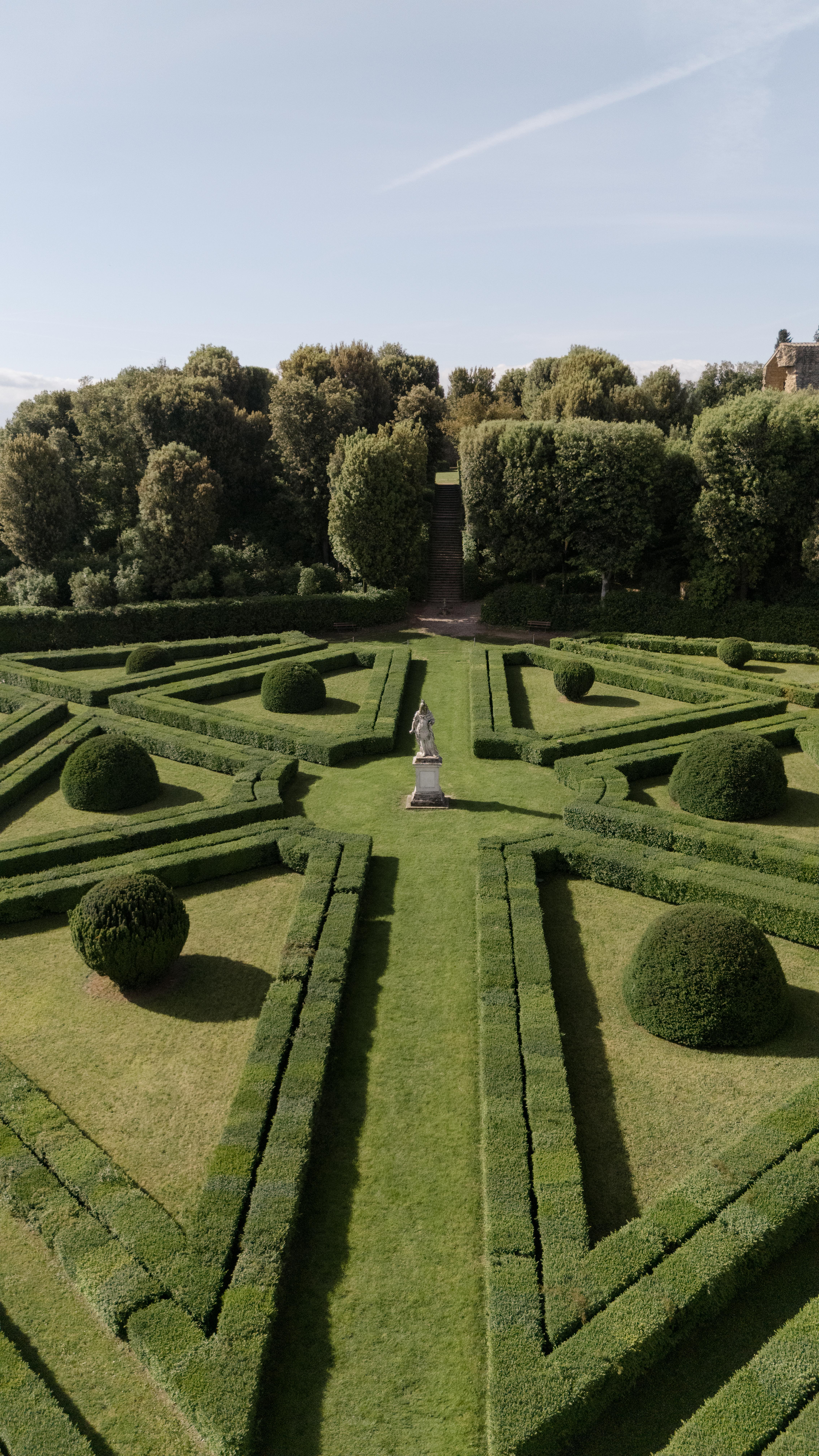 Def recommend a pass through Horti Leonini in the heart of Val D’Orcia …
There’s just something so calming and peaceful when you see the symmetry and how well curated these renaissance era gardens are kept.
And when you see them from above you understand how truly spectacular they are 💛