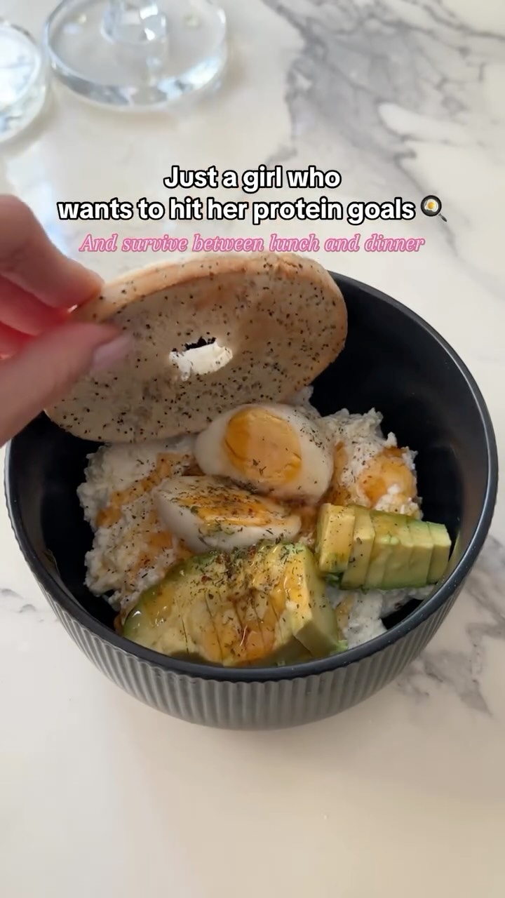 NOo00000 😹
My go to snack lately 🙂↕️
cottage cheese
Boiled egg
1/4 avocado
Avocado smash spice
Salt & pepper
Spicey Honey
Bagel Thins
#highproteinbreakfast #highproteinrecipe #highproteinmeal #cottagecheese