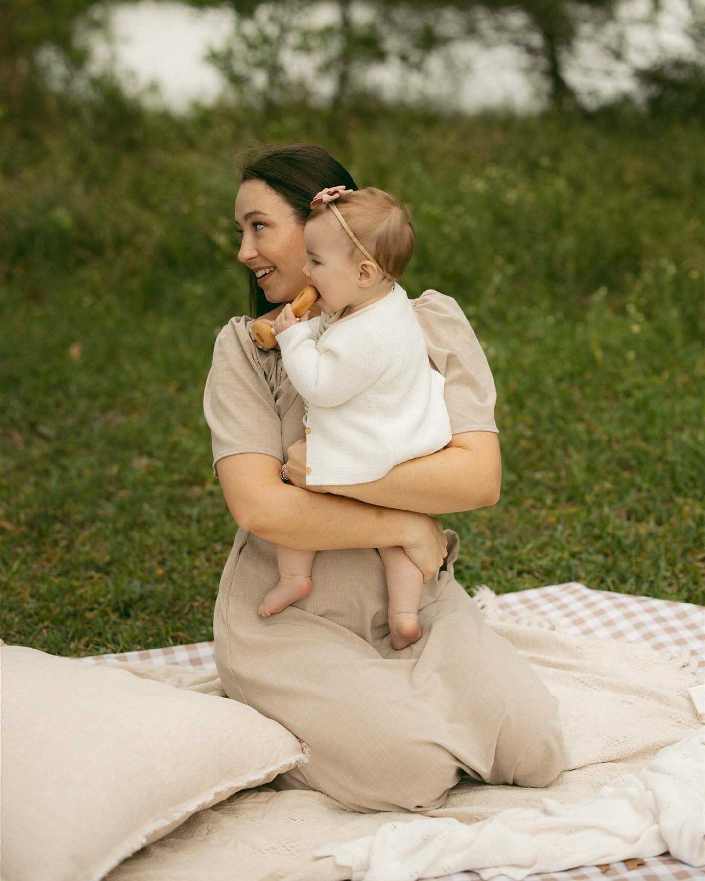kayce & noa 🦢🎀
.
the cutest little mama & baby girl combo you ever saw 🥹
.
#sanantoniofamilyphotographer #sanantoniofamilyphotography #sanantoniofamily #alamoheightsmoms #sanantoniomoms #motherhood #themotherhoodanthology #theartistryofmotherhood #thebelovedjournal