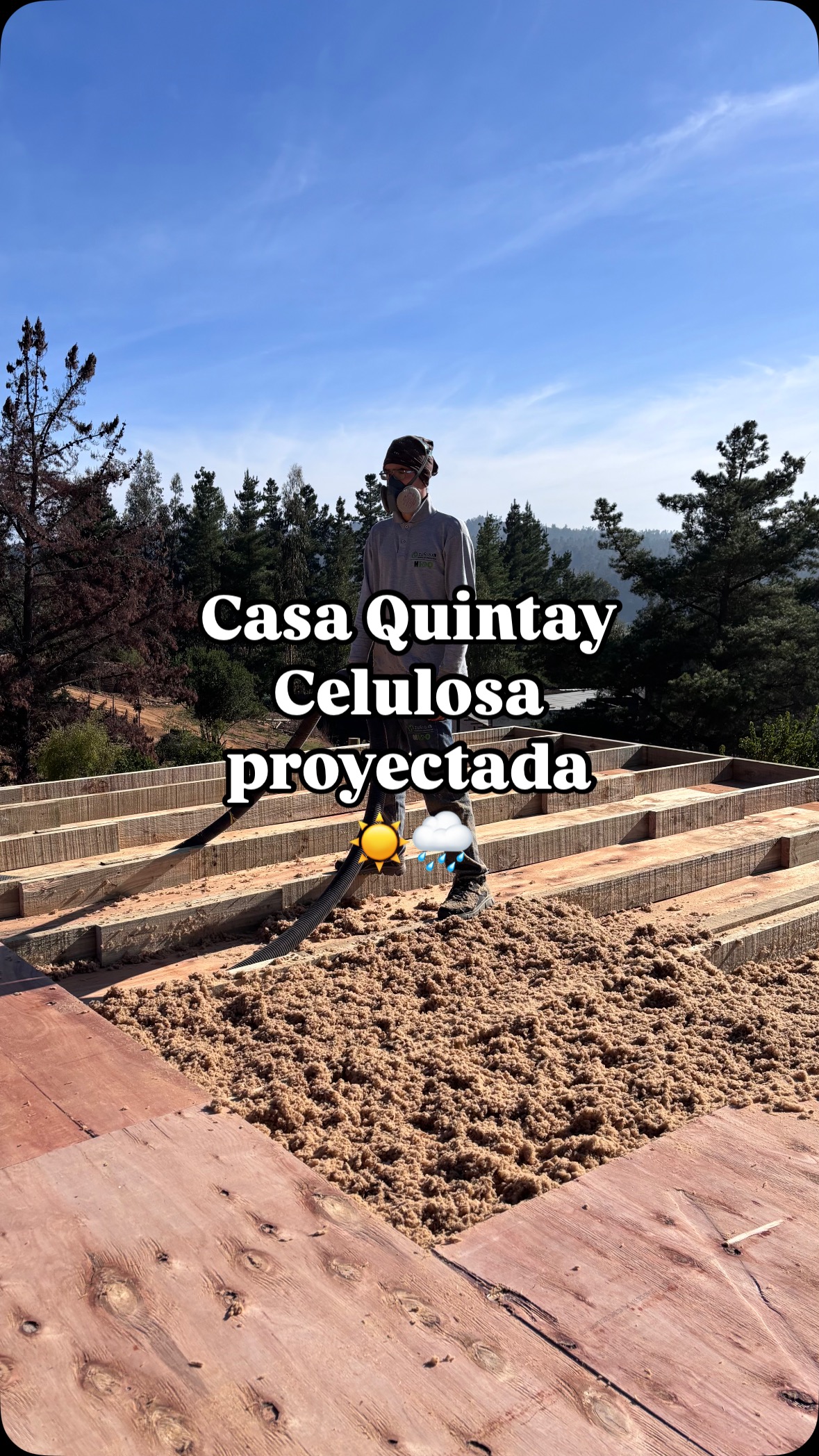 Estamos construyendo una casa en Quintay (Vta R.) 🌊☀️🌧️🥶.
El clima es extremo y decidimos usar celulosa proyectada como aislación térmica y acústica.
Es un material eficiente, ecológico y duradero que aplicamos entre muros y techos, ideal para climas costeros y cambios bruscos de temperatura.
Aunque tiene un valor levemente superior a otros aislantes, su rendimiento, seguridad y confort a largo plazo justifican la inversión.
Como constructora, nos encargamos de proponer soluciones que realmente funcionen para cada proyecto.
#construccion #arquitectura #chile #invierno #frio #aislacion
