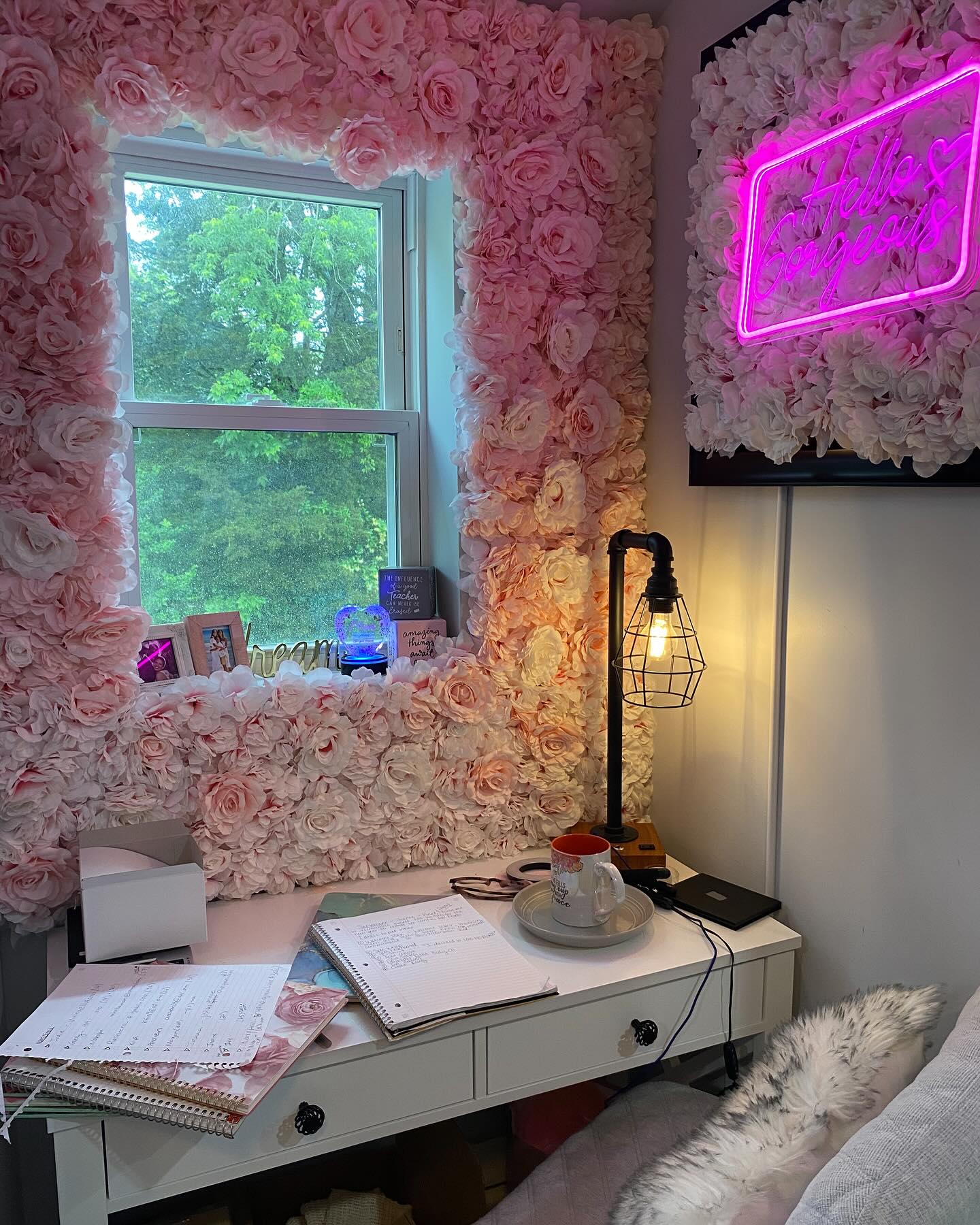 In this beautiful chaotic space of mine, is where all the brainstorming, talking to myself, grinding, deep ponder sessions, pump up sessions, sometime tears happen!
#addictedtogrinding