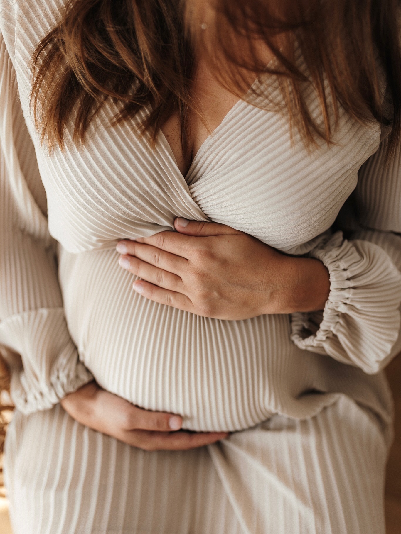 ✨ “Warte nicht, bis du dich perfekt fühlst.” ✨
Viele Schwangere denken:
„Ich warte lieber noch… Vielleicht bin ich später schlanker, fitter, mehr bereit…“
Aber weißt du was? Diese Zeit kommt nie wieder zurück.
Dein Babybauch ist jetzt da. Dein Wunder wächst jetzt. Und genau das verdient es, festgehalten zu werden — echt, liebevoll, ungestellt.
Du musst dich dafür nicht „perfekt“ fühlen.
Denn genau dafür bin ich da:
🌿 Ein professionelles Styling, das dich strahlen lässt.
🌿 Mein Kundenkleiderschrank mit wunderschönen Kleidern für diese besonderen Bilder.
🌿 Mein Tageslichtstudio mit entspannter Atmosphäre.
Alles, was du brauchst, ist: Kommen, ankommen, loslassen.
Den Rest übernehme ich. Und du hältst am Ende Bilder in den Händen, die dich jedes Mal aufs Neue berühren werden…🤎
Schreib mir für deine Buchung. Die beste Zeit ist: JETZT.
#babybauchshooting #schwangerschaftsfotografie #hamburgfotografin #rahlstedt #babybauchhamburg #kugelzeit #emotionaleFotografie #professionellesStyling #kundenkleiderschrank #tageslichtstudio #baldMama #werdendeMama #schwangerschaftsbilder #erinnerungenfürimmer #fotografinhamburg