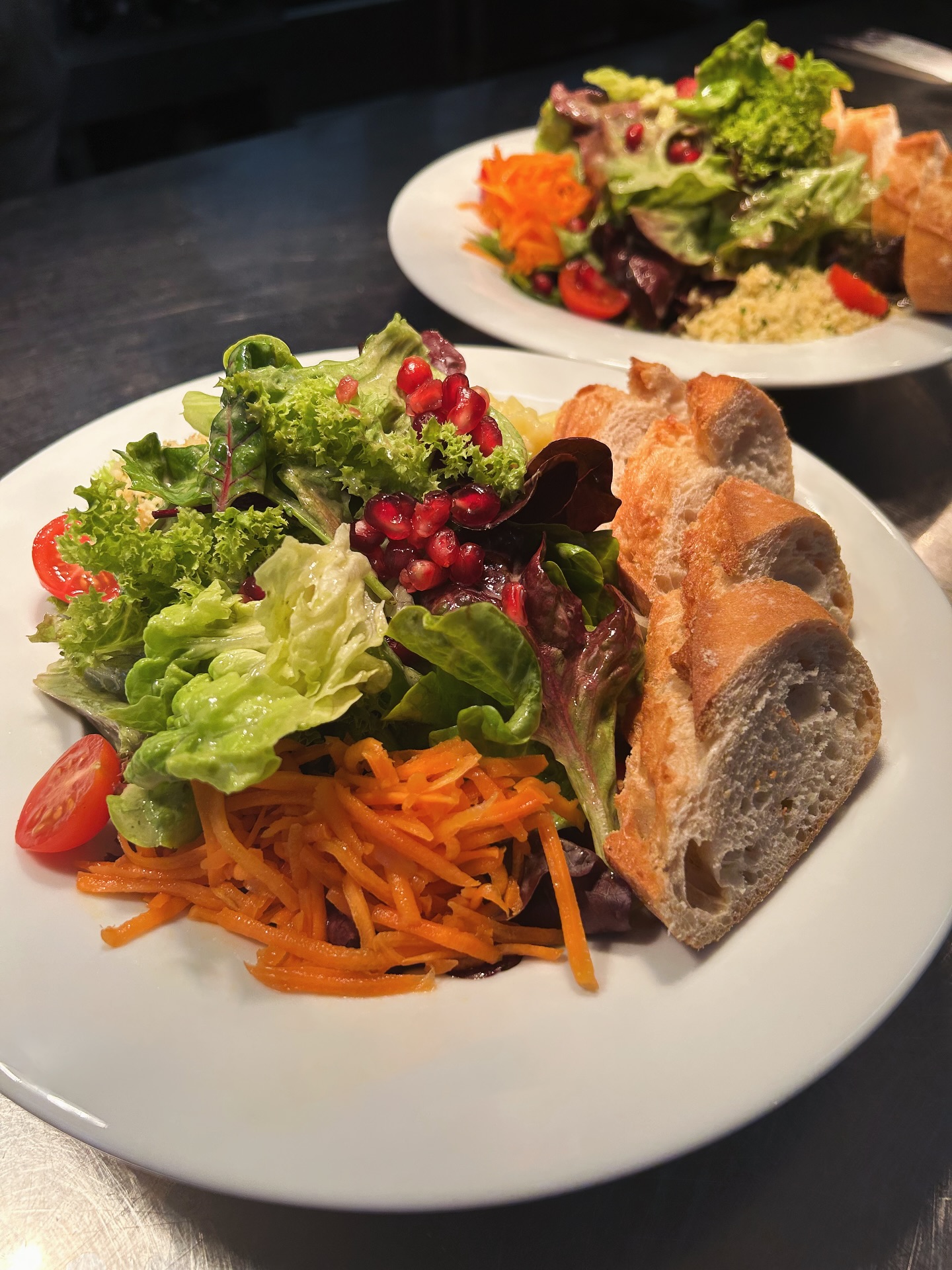 Knackiger Salat mit Steinofenbaguette 🥬🥖 Dieses Sommergericht gibt es wahlweise auch mit knusprigen Backhendlstücken oder gebackenen Champignons in unserem gutbürgerlichen Biergarten „Main Weinviertel“ ☀️
#sommergerichte #salatliebe #backhendl #biergarten #gutbürgerlicheküche #frischeküche #wertheim #mainweinviertel #bestenheiderstuben