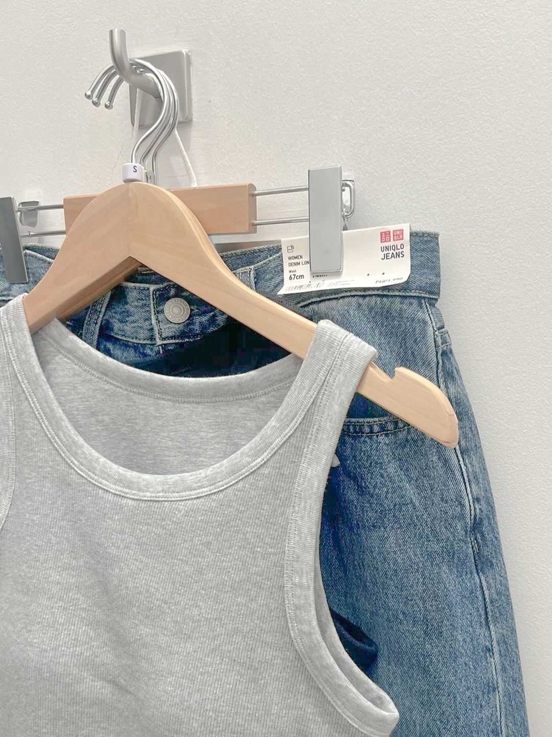 Being home from Japan i can’t stop thinking about @uniqlo. Operating in over 25 countries and regions, Uniqlo is quietly killing it🤭 swipe to see how!
If u haven’t already watch my Japan Haul on YouTube linked in my bio🌸😘
Love ya!
.
.
.
#brandbreakdown #uniqlo #minimalist #fashionstaple #fashionbrands #globalstrategy #globalfashion #brandleader #globalmarketing #internationalbusiness #globalbusiness #graphicdesign #digitalmarketing #fashionstrategy #timelessfashion #fashionbranding