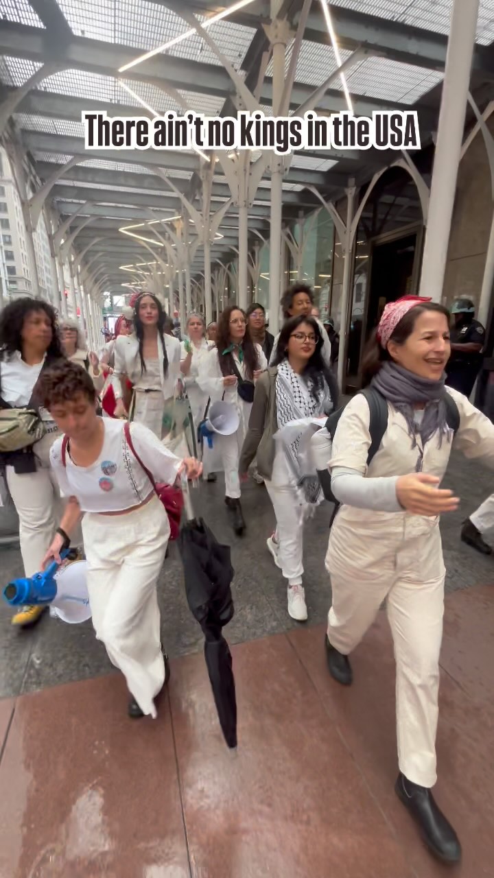 🚫👑 Marching to the #NoKingsNYC march, led by our own @shainataub, Tony-Award winning composer of @suffsmusical, singing a simplified excerpt of the brilliant “No Kings in the USA” by Olé No Kings!
———
THERE AIN’T NO KINGS (ain’t no kings!)
IN THE USA! (in the USA)
HE AIN’T GOD (he ain’t god!)
NO MATTER WHAT HE SAY (no matter what he say!)
HE SAYS BEND (he says bend!)
WE SAY NOT TODAY (not today!)
CAUSE THERE AIN’T NO KINGS (ain’t no kings!)
IN THE USA (USA! USA!)
NO THERE AIN’T NO KINGS
IN THE USA