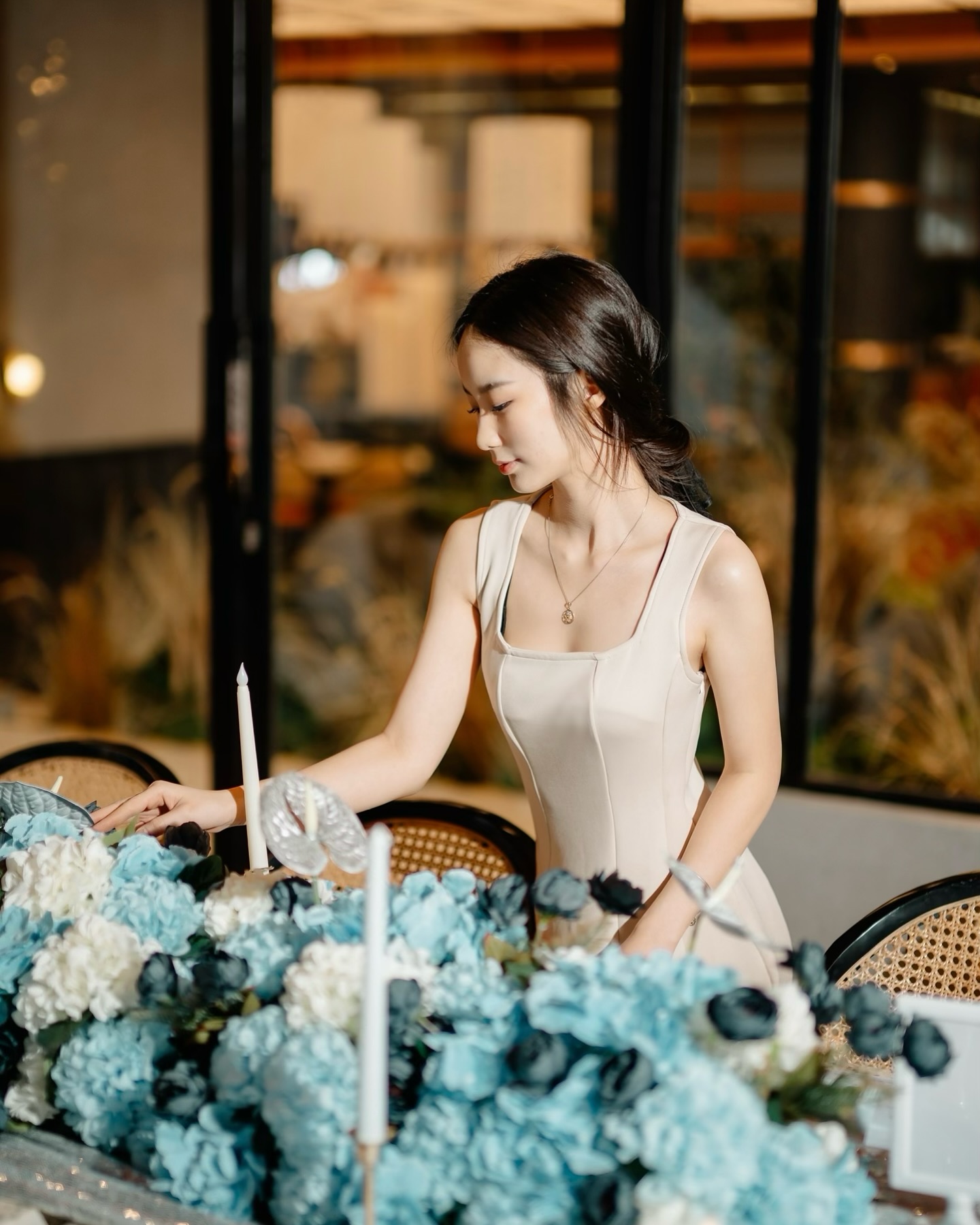 Candles, flowers, and a table set for love .💖
Who’s joining for dinner tonight?
Captured by @stevtann