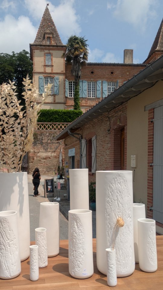 Petit aperçu de mon stand au fabuleux @marcheceramiquegiroussens organisé par l'@associationterreetterres !
Merci à tous pour ce superbe événement, c'était incroyable !
-
Je regrette de ne pas avoir eu plus de temps pour découvrir l'univers de mes collègues céramistes, ça passe toujours trop vite. Merci aux organisateurs, bénévoles, amis, céramistes, visiteurs, clients..
Merci de me permettre de vivre cette vie !