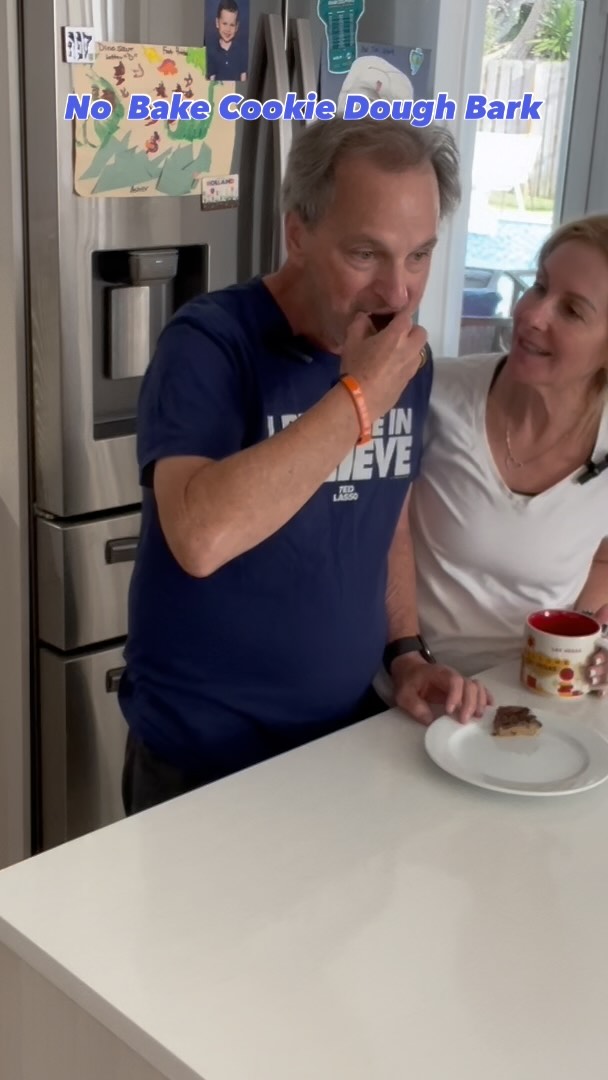 Better Baking With @bhacker59 presents a 4 ingredient No Bake Cookie Dough Bark. Almond flour, 🥥 oil, maple syrup, & dark chocolate chips = base & coconut oil and dark chocolate chips for topping. Freeze 10-15 minutes and enjoy. Great grab-n-go snack on a summer day. Delish! Thank you to Sivans Kitchen for recipe. Comment recipe & will send. #healthylifestyle #braincoach #cookiedoughbark #superfoods #4ingredients