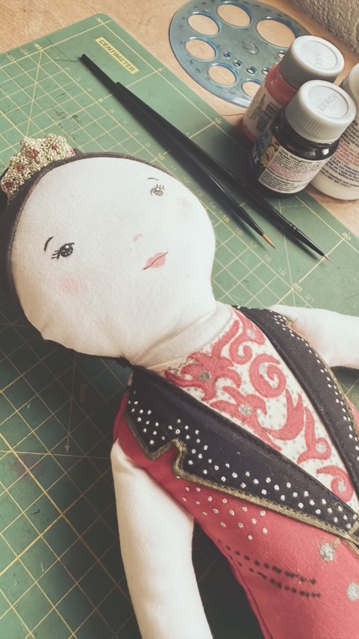 Pinto los detalles con paciencia: las manos, las zapatillas, pequeñas líneas.
Siempre dejo la carita para el final.
Porque ese momento, para mí, es mágico porque es cuando cobra vida.
Esta es mi muñeca gimnasta.
Llena de fuerza, ternura y presencia.
Gracias por acompañarme en este pedacito del proceso
#tweettweetartesanal #muñecagimnasta #figurasdetela #procesocreativo #hechoamano #hechoencostarica #creacionesconalma