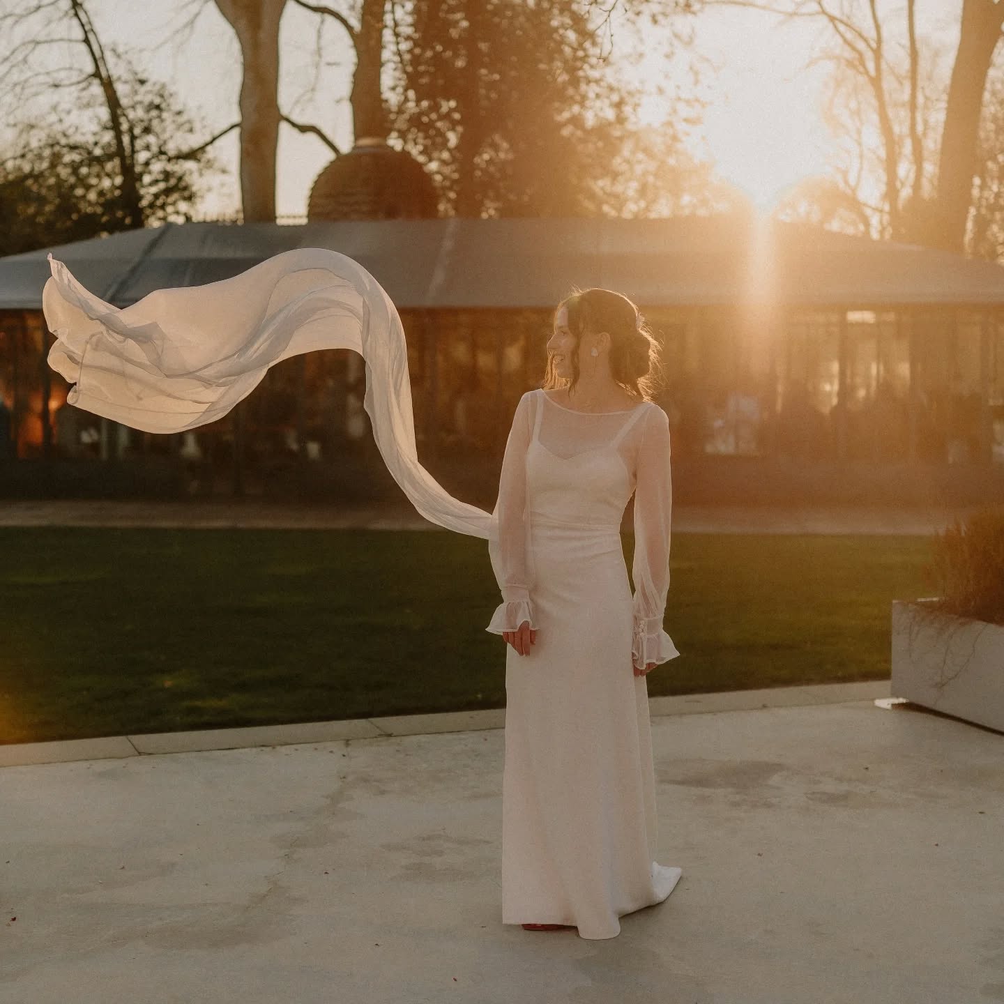 Marie 🤍
Pour marie on a créé une tenue en trois parties, une robe a bretelles légèrement drapée à la taille dans un crêpe texturé qui convenait parfaitement à son mariage d'hiver et au dessus un haut et une traîne amovible en mousseline de soie. J'adore les lignes et la douceur de cet ensemble et toi ?
📸 @photographe_de_poche