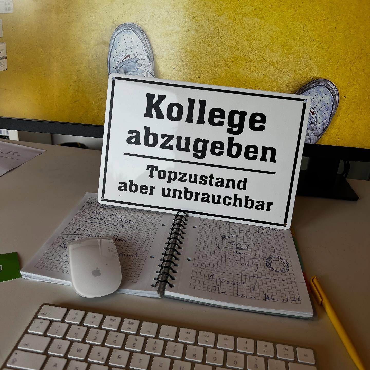 … das ist einer der Hauptgründe, warum es jeden Tag wieder Spaß macht, in die Wedemark zu fahren und ins Büro zu gehen in der BigPrint Halle ☀️ Ihr Arschgeigen 🚀😘