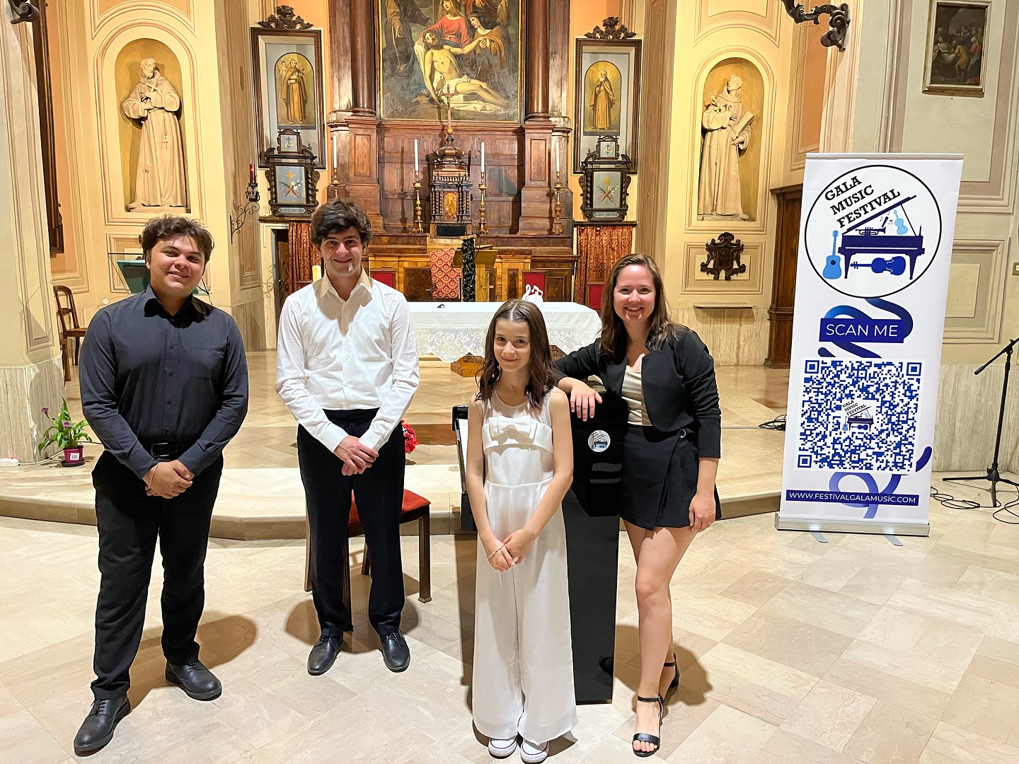 7 giugno – Concerto con grande successo alla Chiesa dei Frati Cappuccini di Imola
Sabato 7 giugno si è tenuto con enorme successo il concerto di Diego Melfi e Andrei Makarov, due musicisti di livello internazionale che hanno incantato il pubblico con un raffinato programma comprendente opere di Giuliani, Mertz, Mozart, Chopin e Ravel.
Momento di grande emozione è stato l’intervento straordinario della giovanissima violinista Sara Polmoni, 9 anni, che ha eseguito con grazia e sensibilità l’“Introduzione e Polonaise” di Carl Bohm. Una vera promessa, già premiata al concorso GiovanissimiSuoni di Monterenzio, che ha regalato al pubblico imolese un ricordo indelebile.
Un sentito ringraziamento a Padre Attilio per la generosa accoglienza, a Ekaterina Chebotareva per la presentazione della serata e a Silvia Salvi, docente di Sara, per aver coltivato con dedizione e competenza questo talento straordinario.
📍 Chiesa dei Frati Cappuccini – via Villa Clelia 16, Imola
#galamusicfestival #concertimola #musicaclassica2025 #diegomelfi #andreimakarov #sarapolmoni #giovanissimisuoni #musicaimola #chiesacappuccini #eventiemiliaromagna #musicaliveitalia #musicaemozioni #musicaclassicaitalia #imola #evento #musica