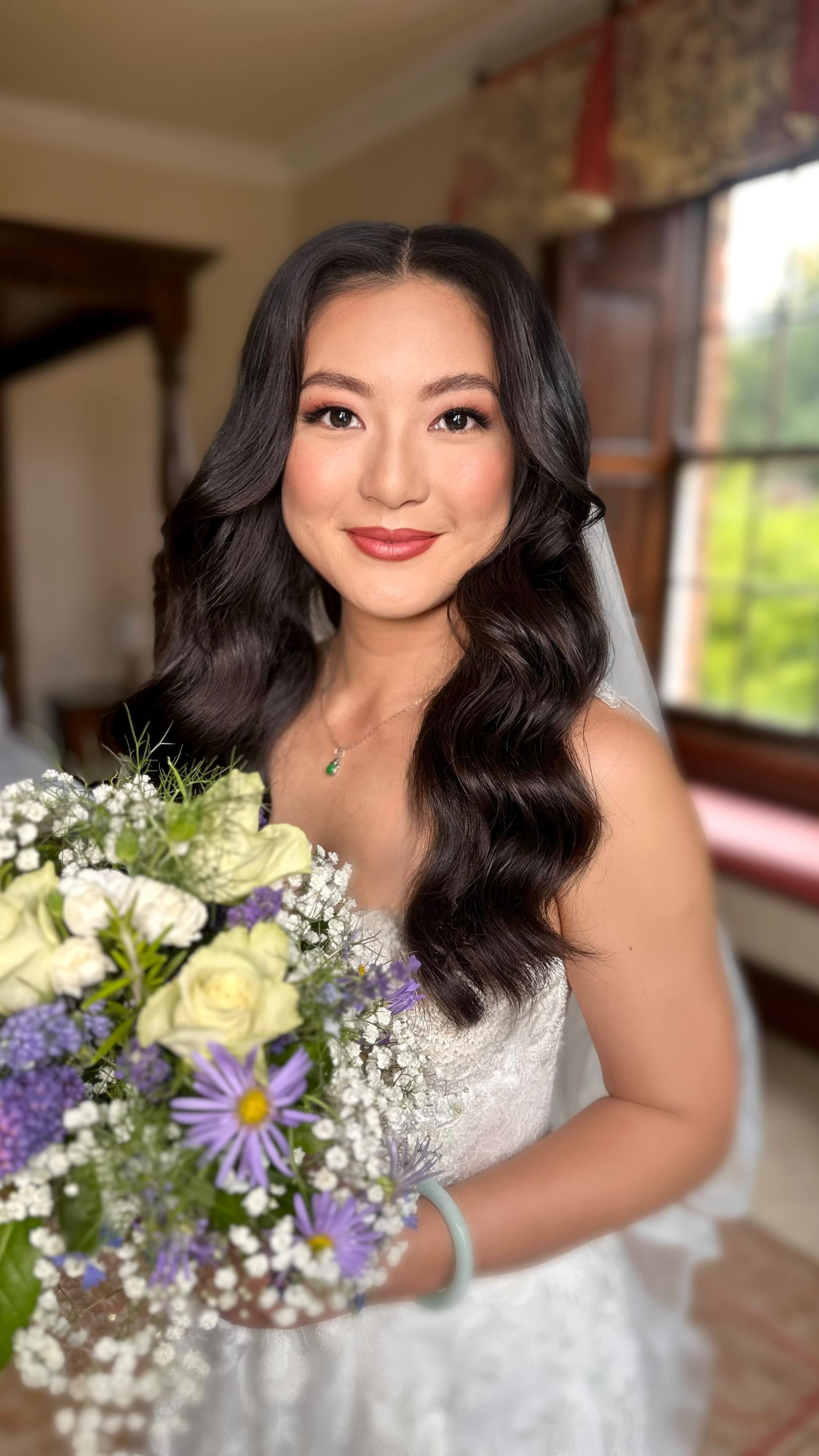 My beautiful bride Marie tied the knot at the stunning @hockwoldhall .
She wanted a touch of smokey drama on the eyes and a lip colour to complement her gorgeous skin tone ā such a dreamy combo!
I absolutely loved creating these soft, glam waves to finish the look. You looked incredible, Marie @marie___kp š¤
Hope you loved it as much as I did! @bee.bridal tatum_reid_photography #BridalGlam #HockwoldHallWedding #SmokeyEyeBride #BridalHairAndMakeup #ModernBrides #WeddingInspo #chinesebride #chinesebridehairmakeup #cambridgemakeupartist #norfolkmakeupartist #hockwoldhallmakeupartist