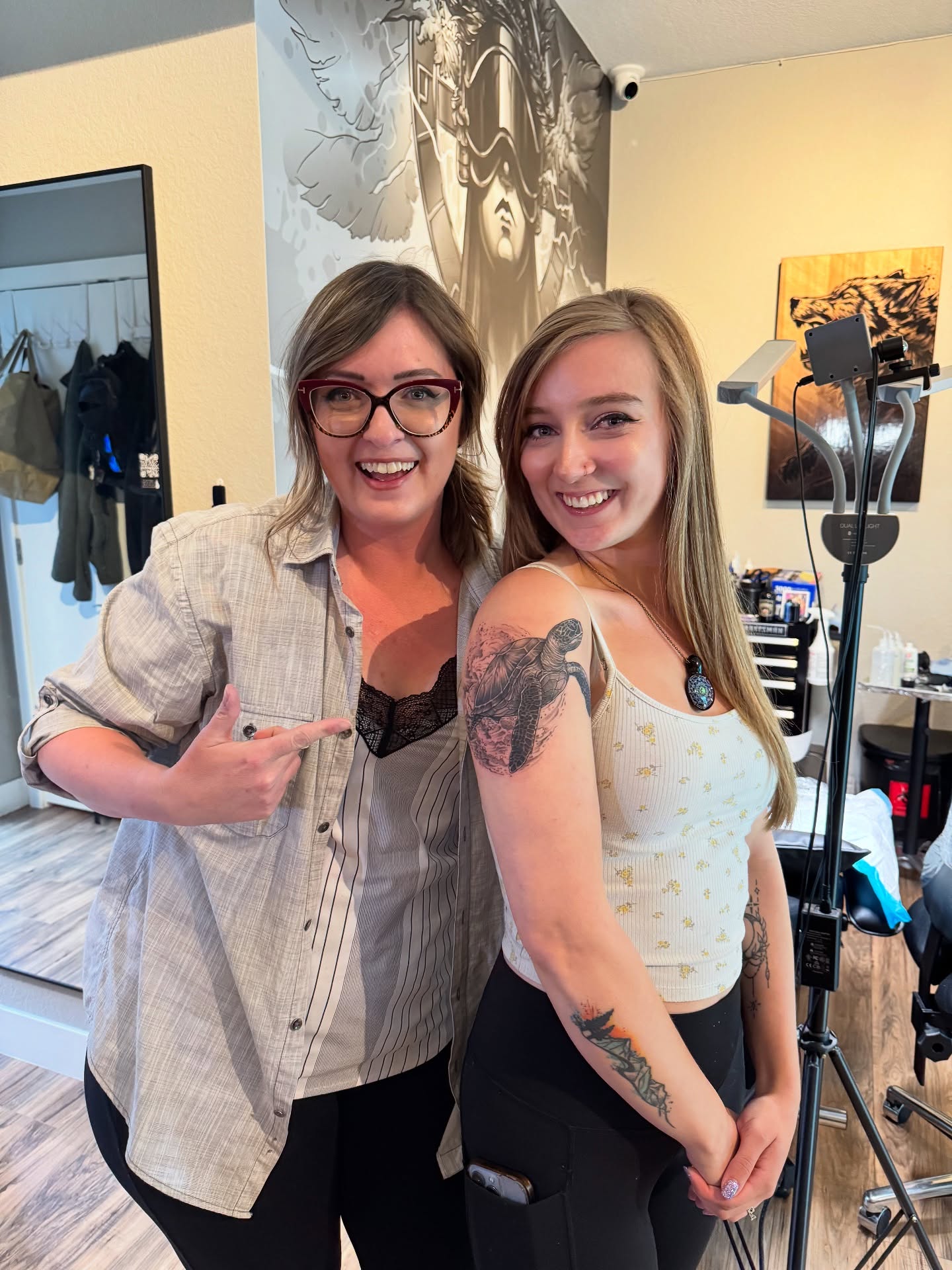 Had an awesome day with this girl @michaelas128
Super proud of you ❤️
#tattoo #bodyart #denvertattoo #denvertattooartist #tattoodenver #denverartist #turtletattoo
#denvercolorado #coloradotattooartist #denvertattooshop
